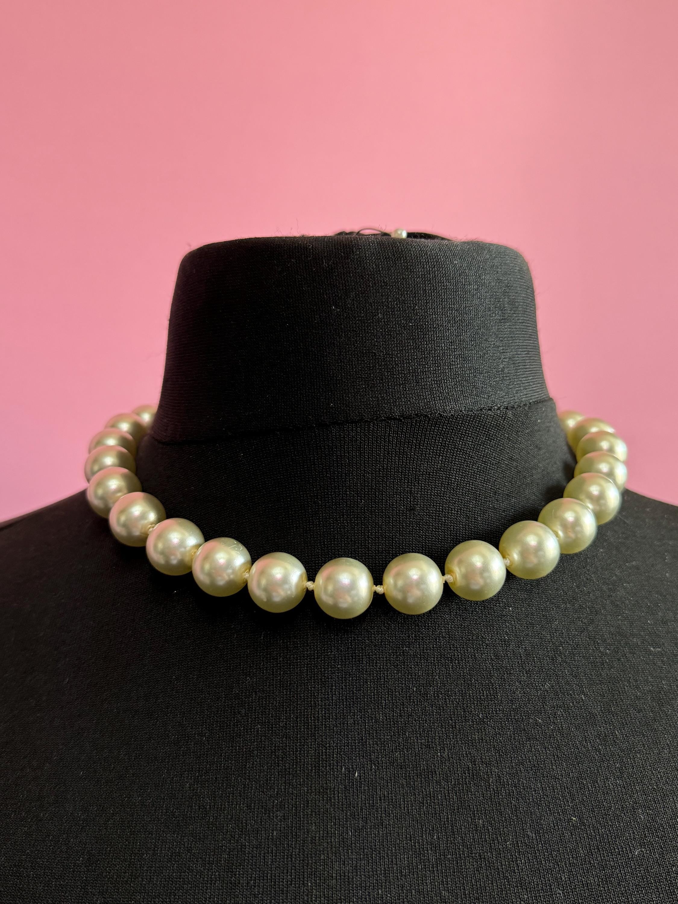 retro very chunky glass faux Pearl necklace 46cm
