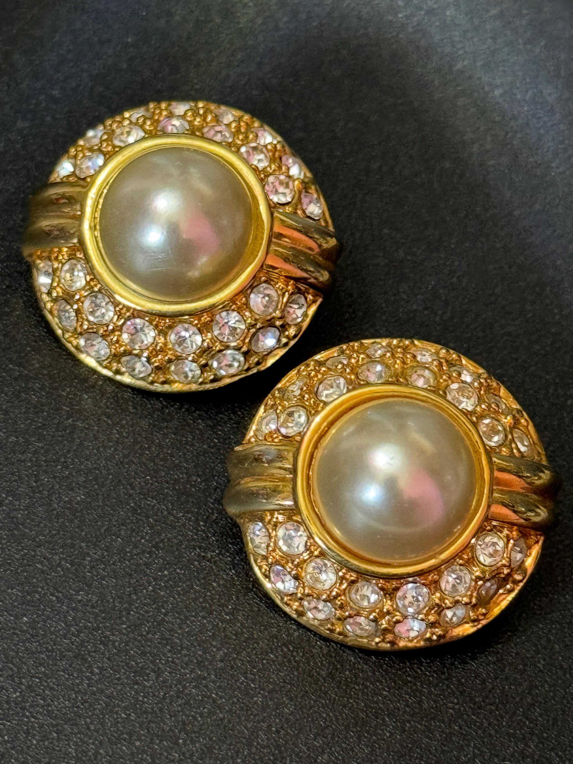 Vintage gold tone round domed faux pearl clip on Stud button earrings diamanté