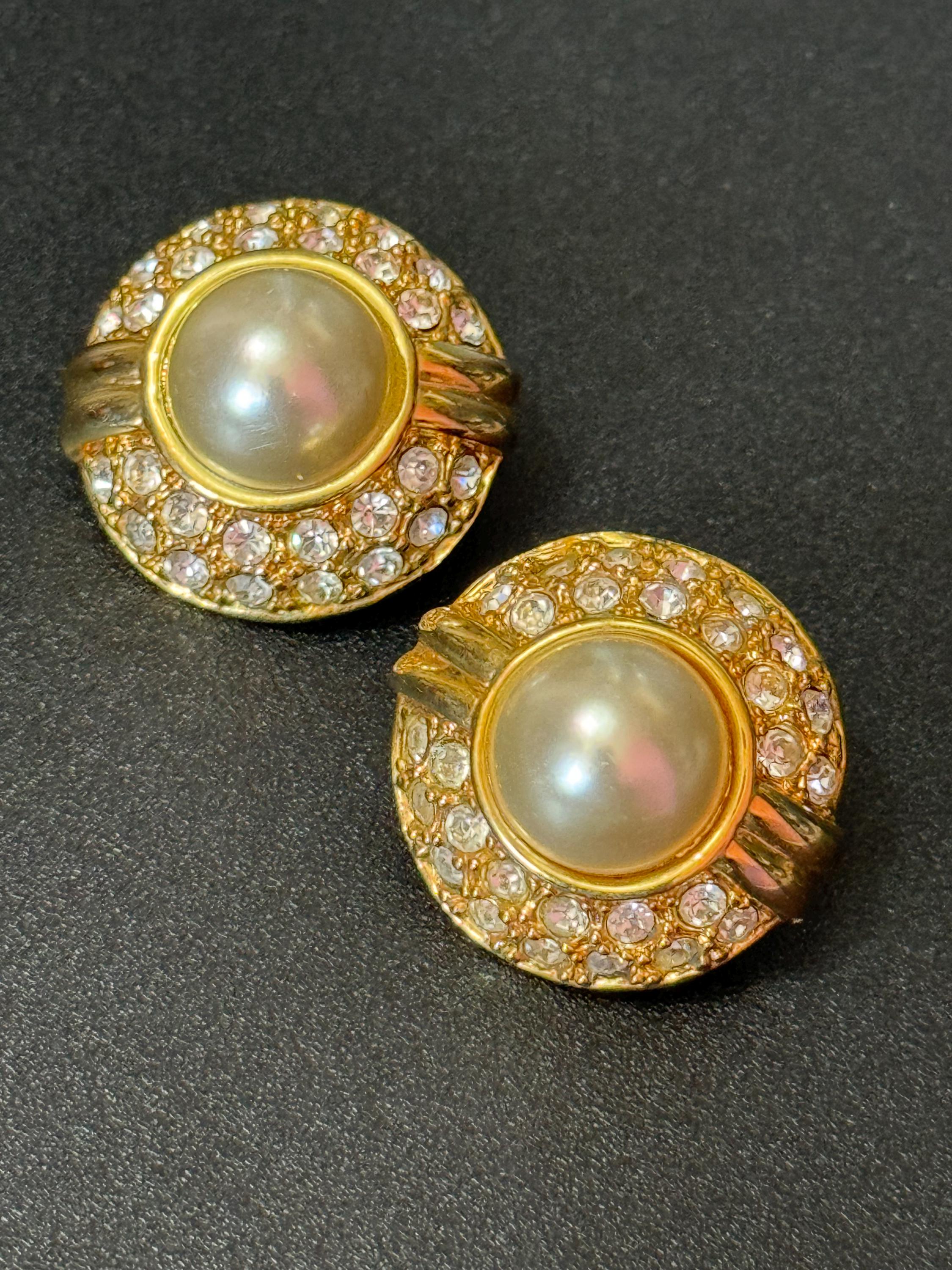 Vintage gold tone round domed faux pearl clip on Stud button earrings diamanté