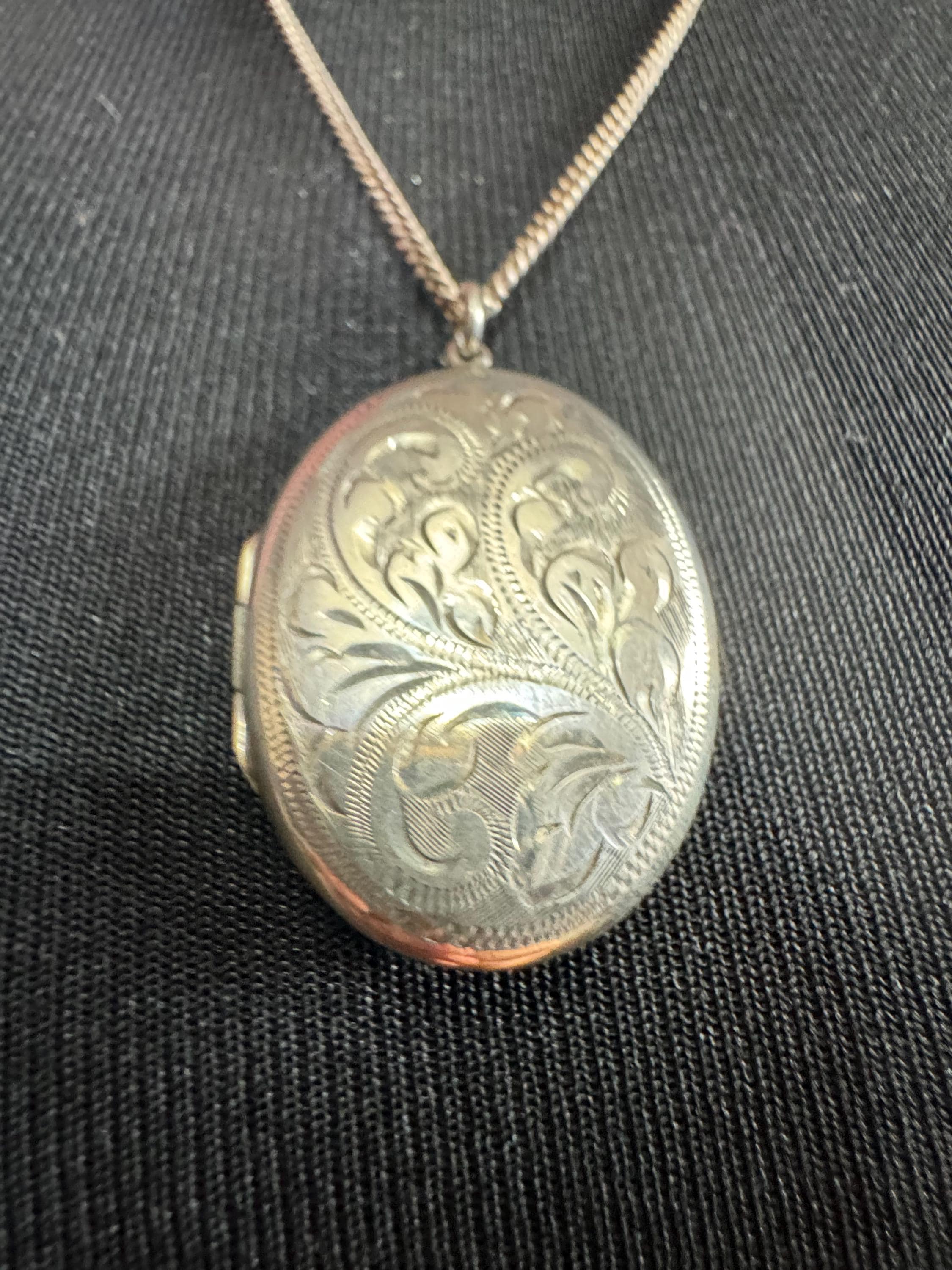 Vintage 925 sterling silver Large oval etched photo locket 10.9 grams