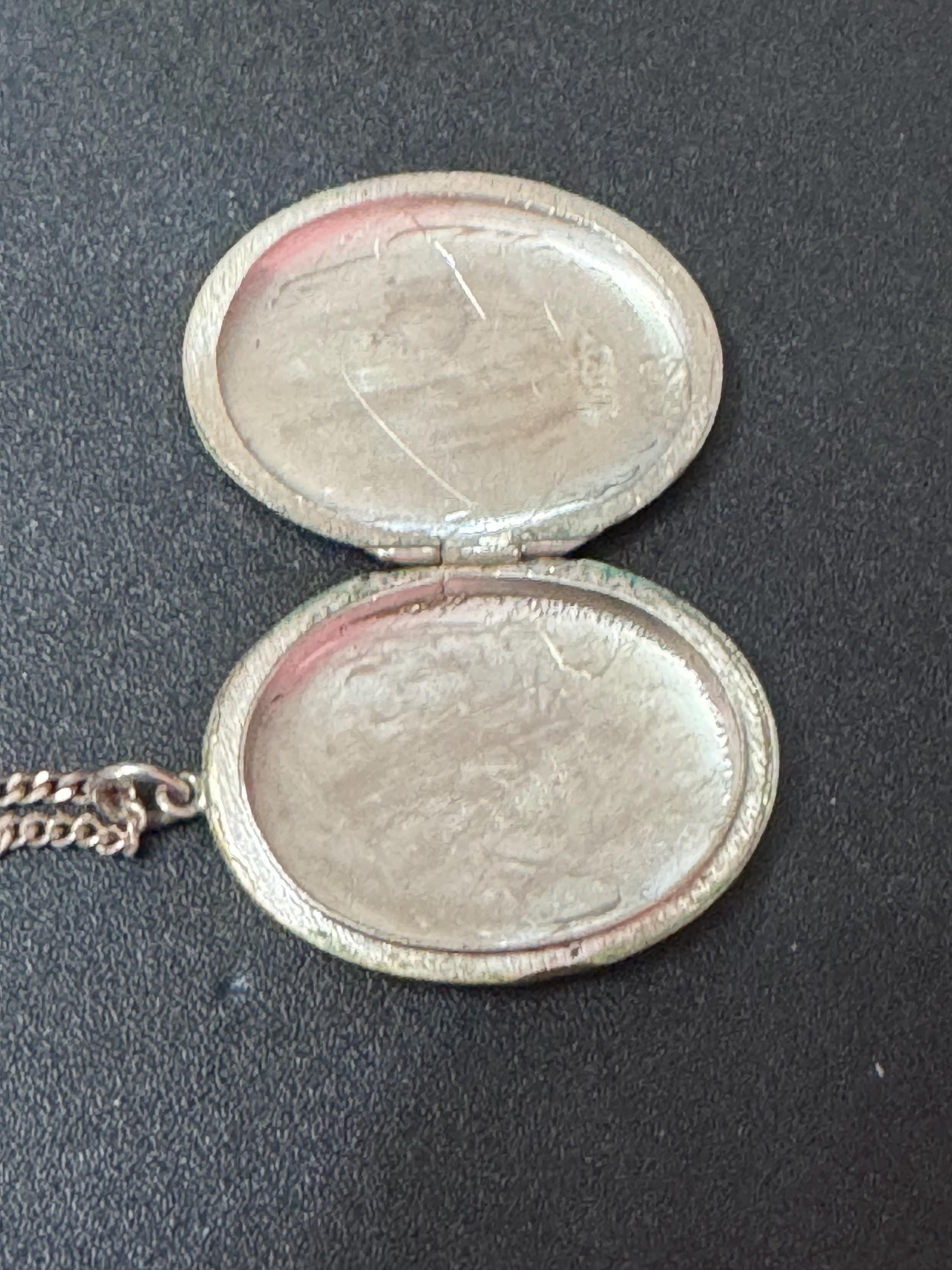 Vintage 925 sterling silver Large oval etched photo locket 10.9 grams