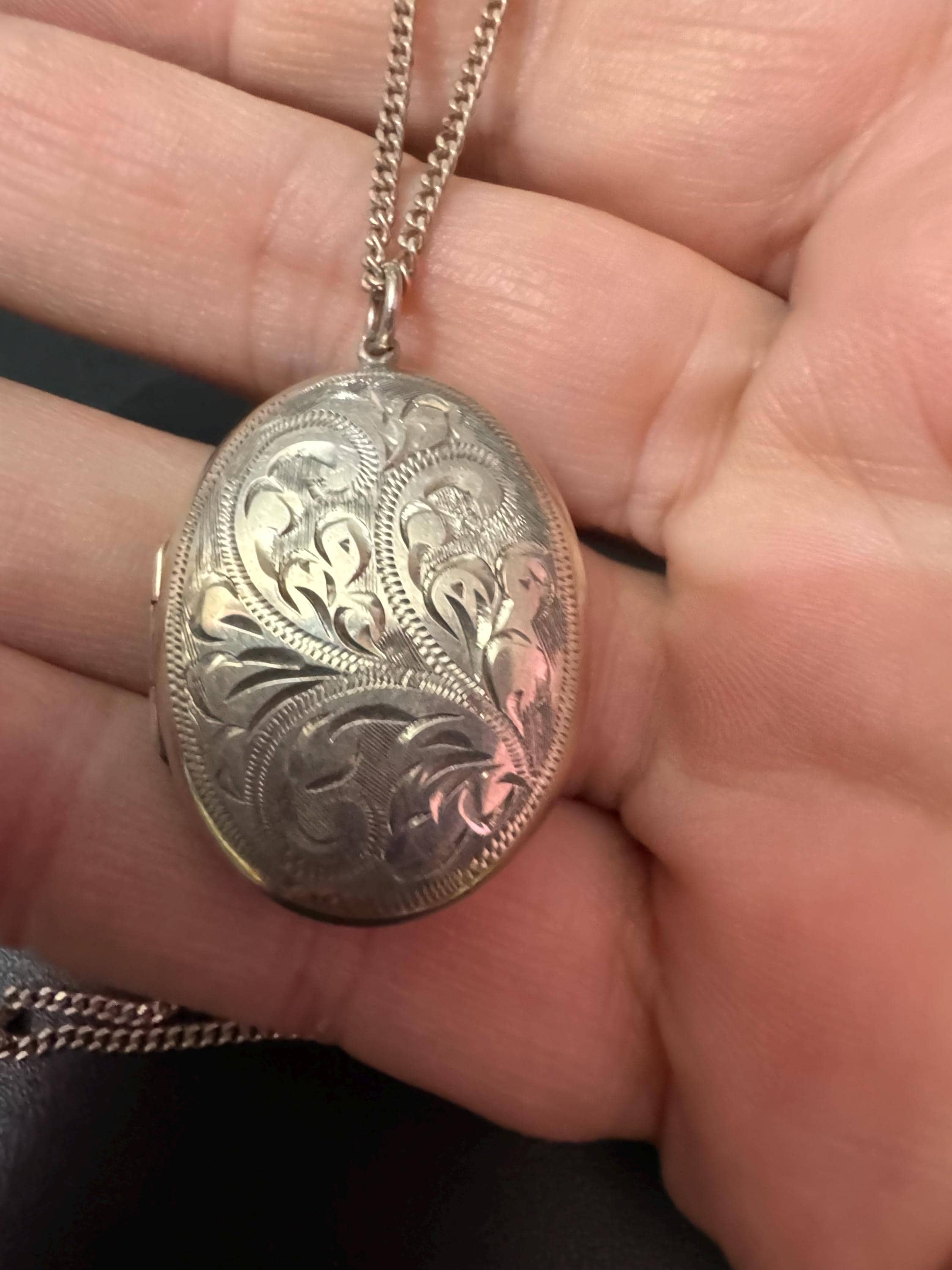 Vintage 925 sterling silver Large oval etched photo locket 10.9 grams