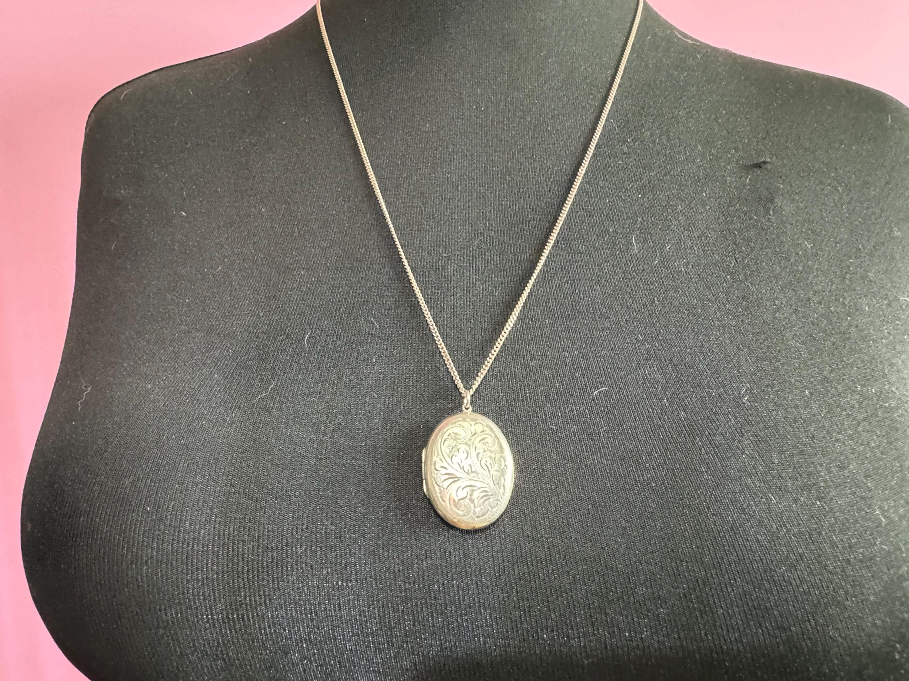 Vintage 925 sterling silver Large oval etched photo locket 10.9 grams