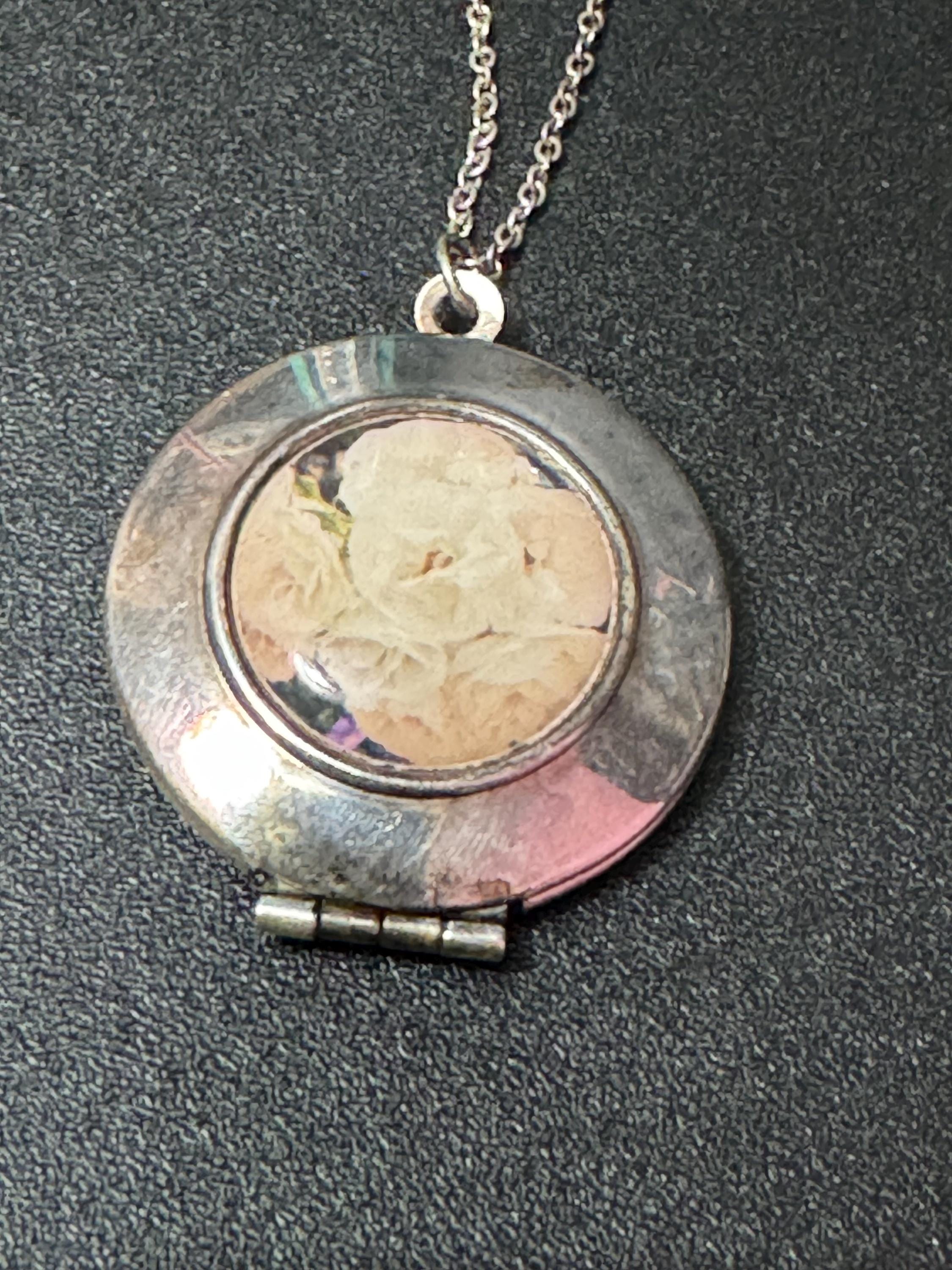 Vintage 925 sterling silver Large round etched photo Locket white roses 7.7grams
