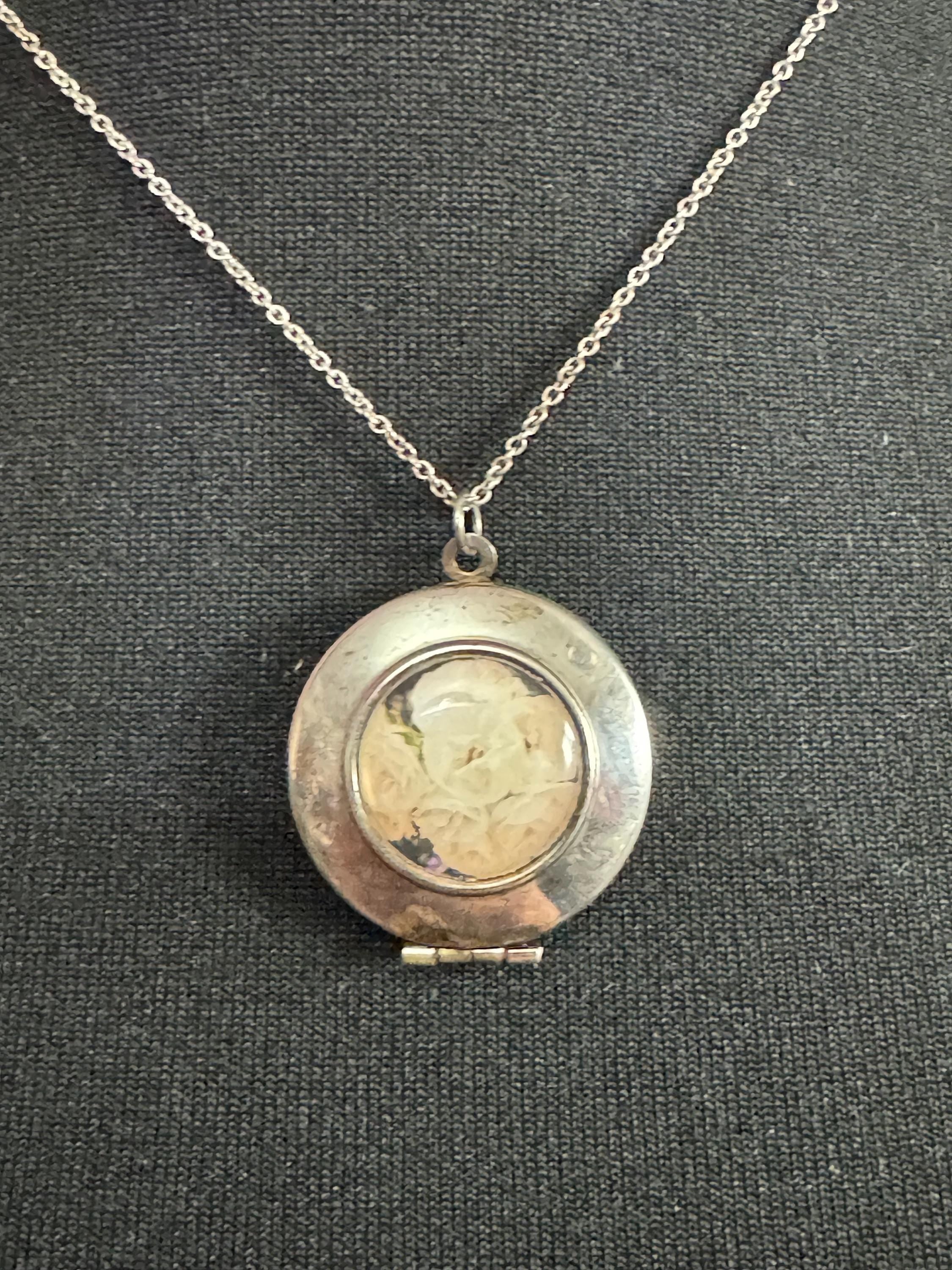 Vintage 925 sterling silver Large round etched photo Locket white roses 7.7grams