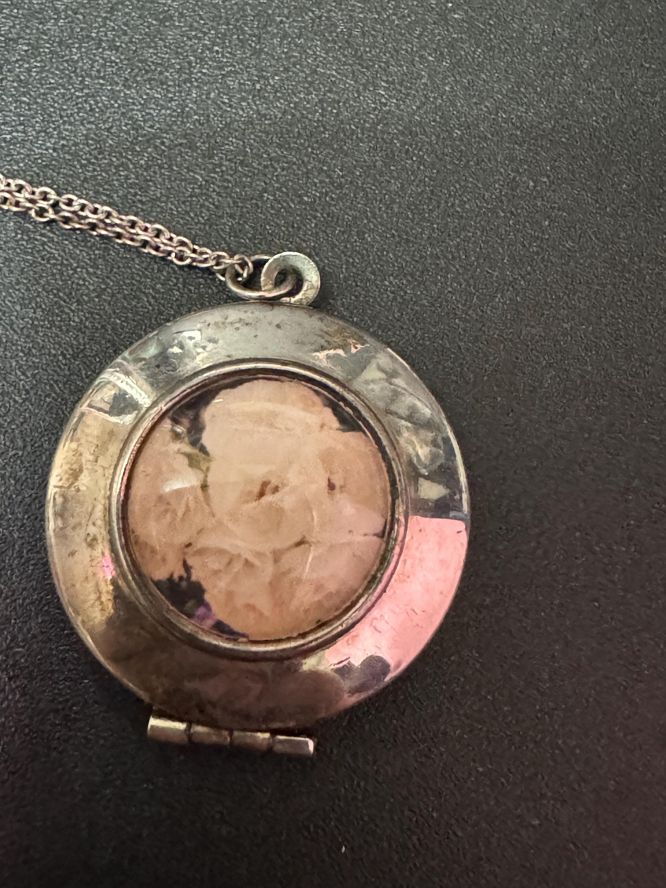 Vintage 925 sterling silver Large round etched photo Locket white roses 7.7grams