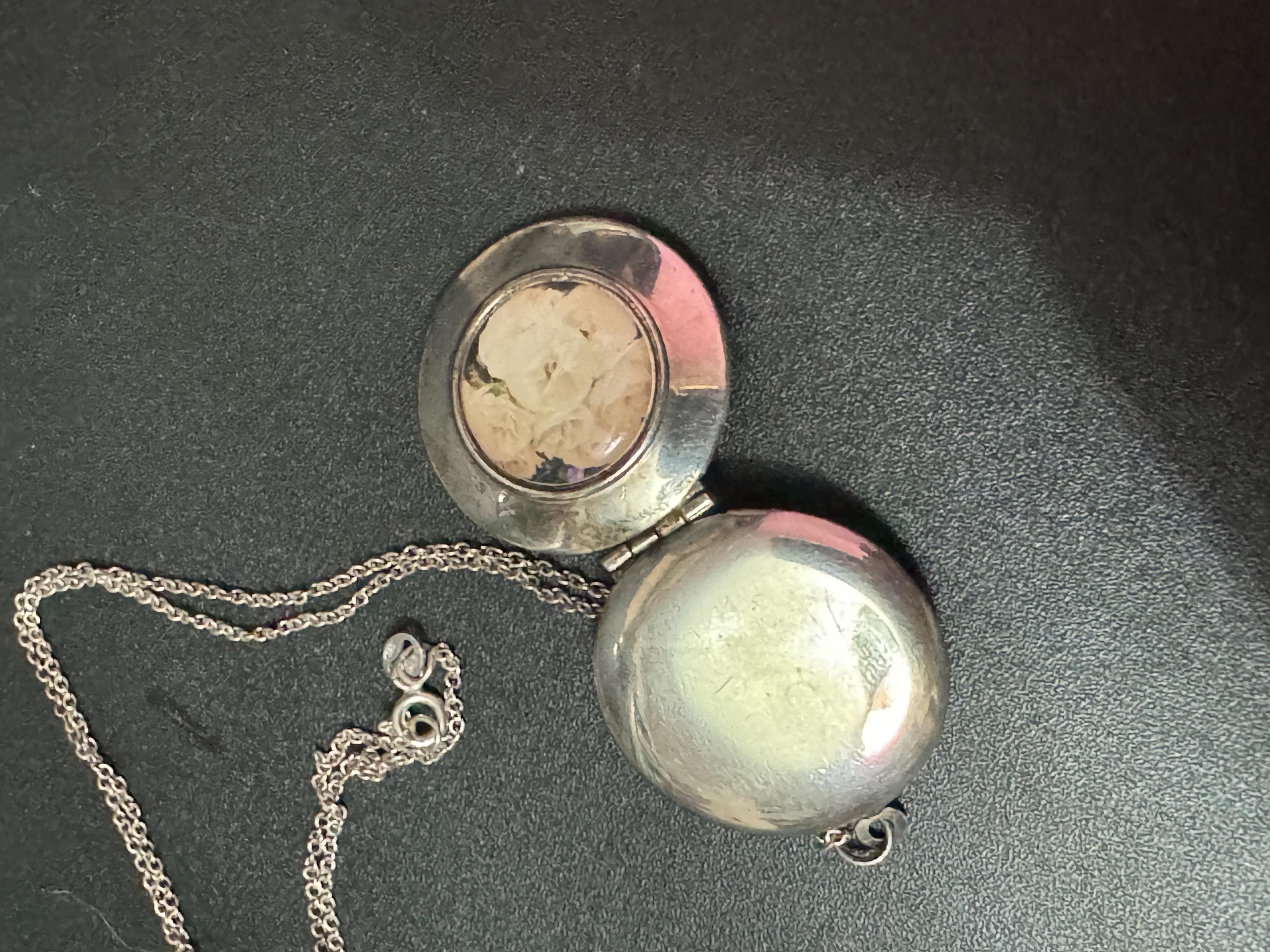 Vintage 925 sterling silver Large round etched photo Locket white roses 7.7grams