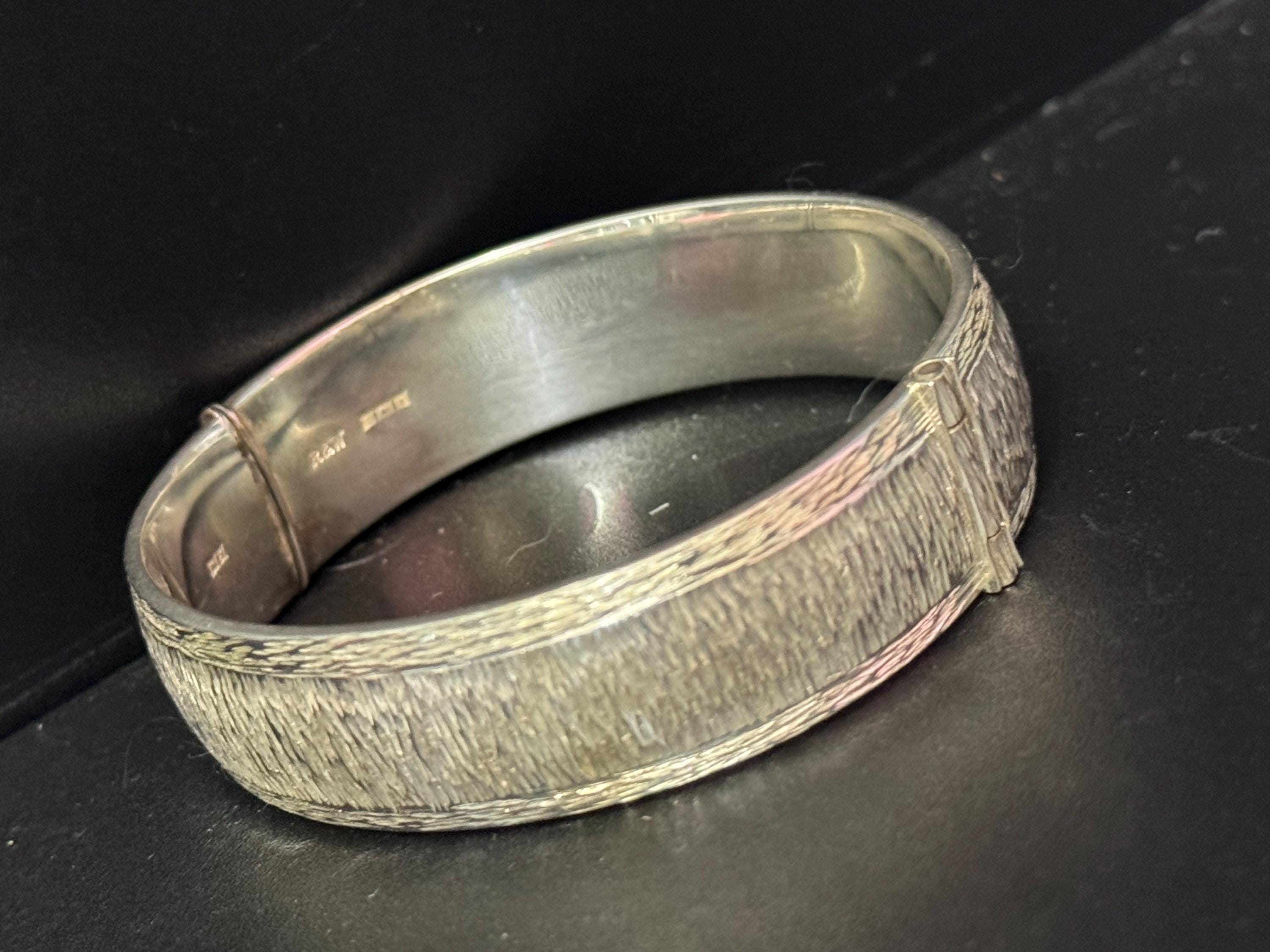1972 (x) Birmingham hallmarked Sterling silver bark clamper opening bangle 1.5cm