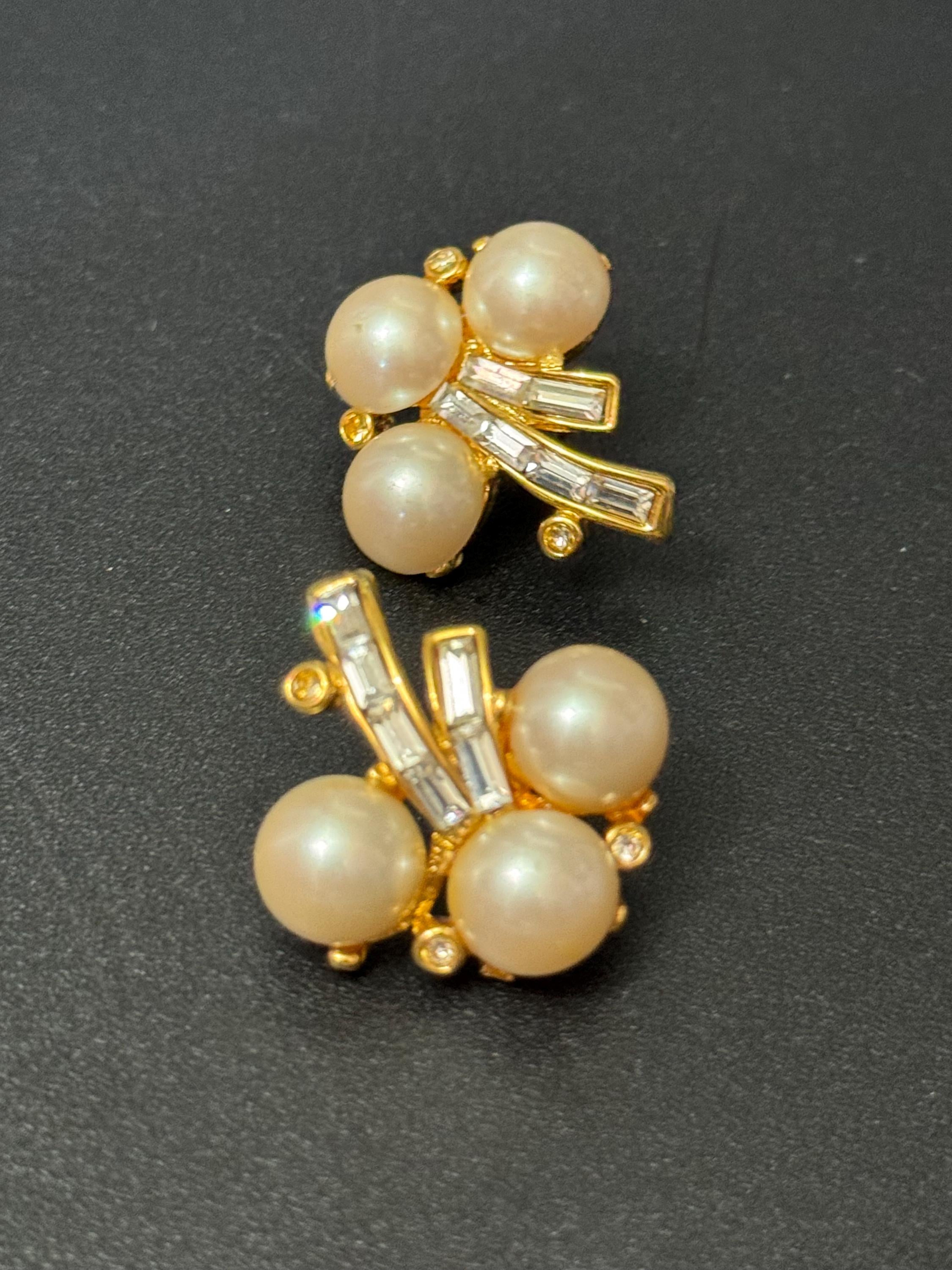 Retro 1980s classic Gold tone faux pearl  baguette diamanté pierced stud earrings
