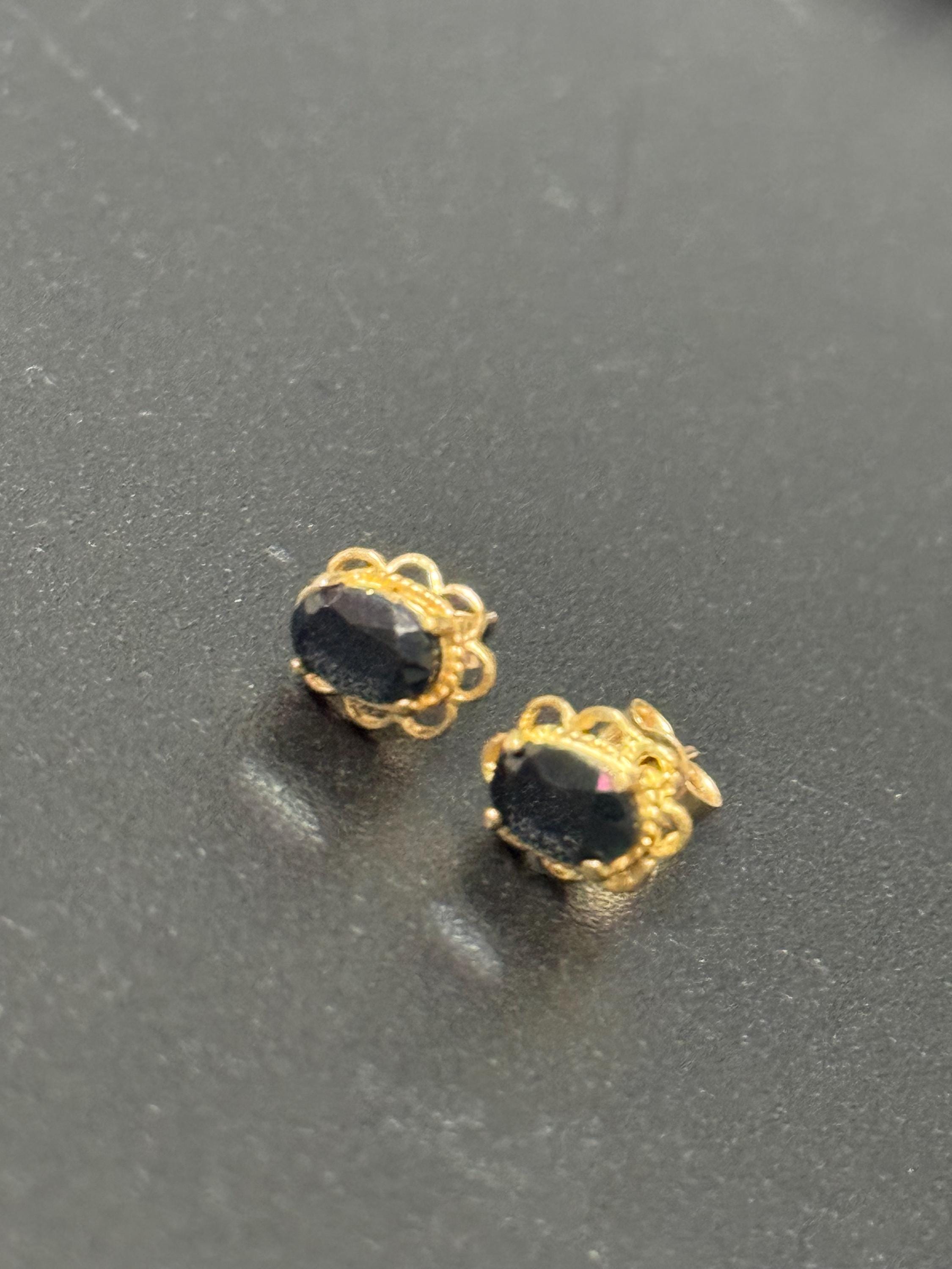 Vintage black Rhinestone Diamanté small oval gold plated stud Earrings