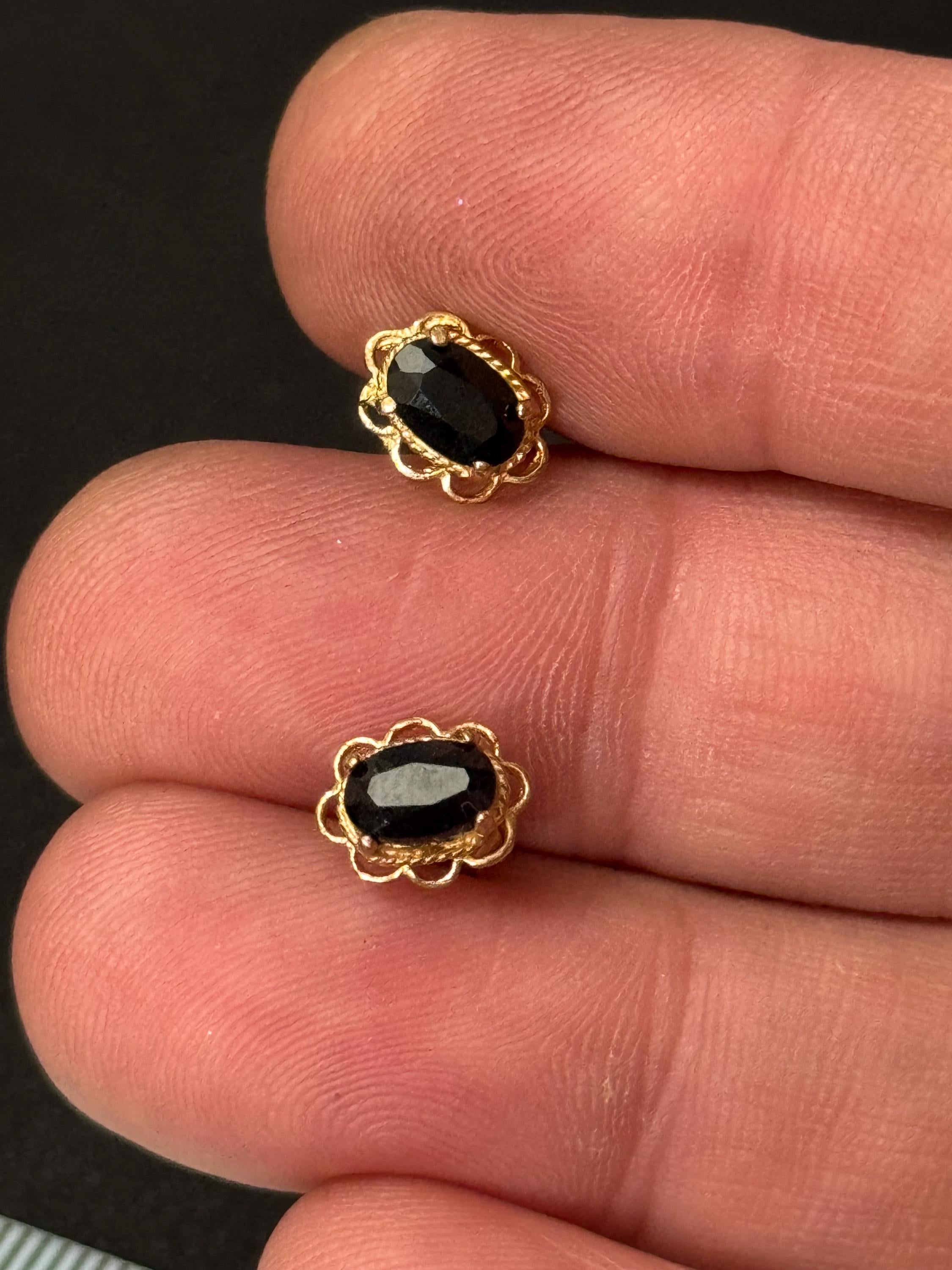 Vintage black Rhinestone Diamanté small oval gold plated stud Earrings