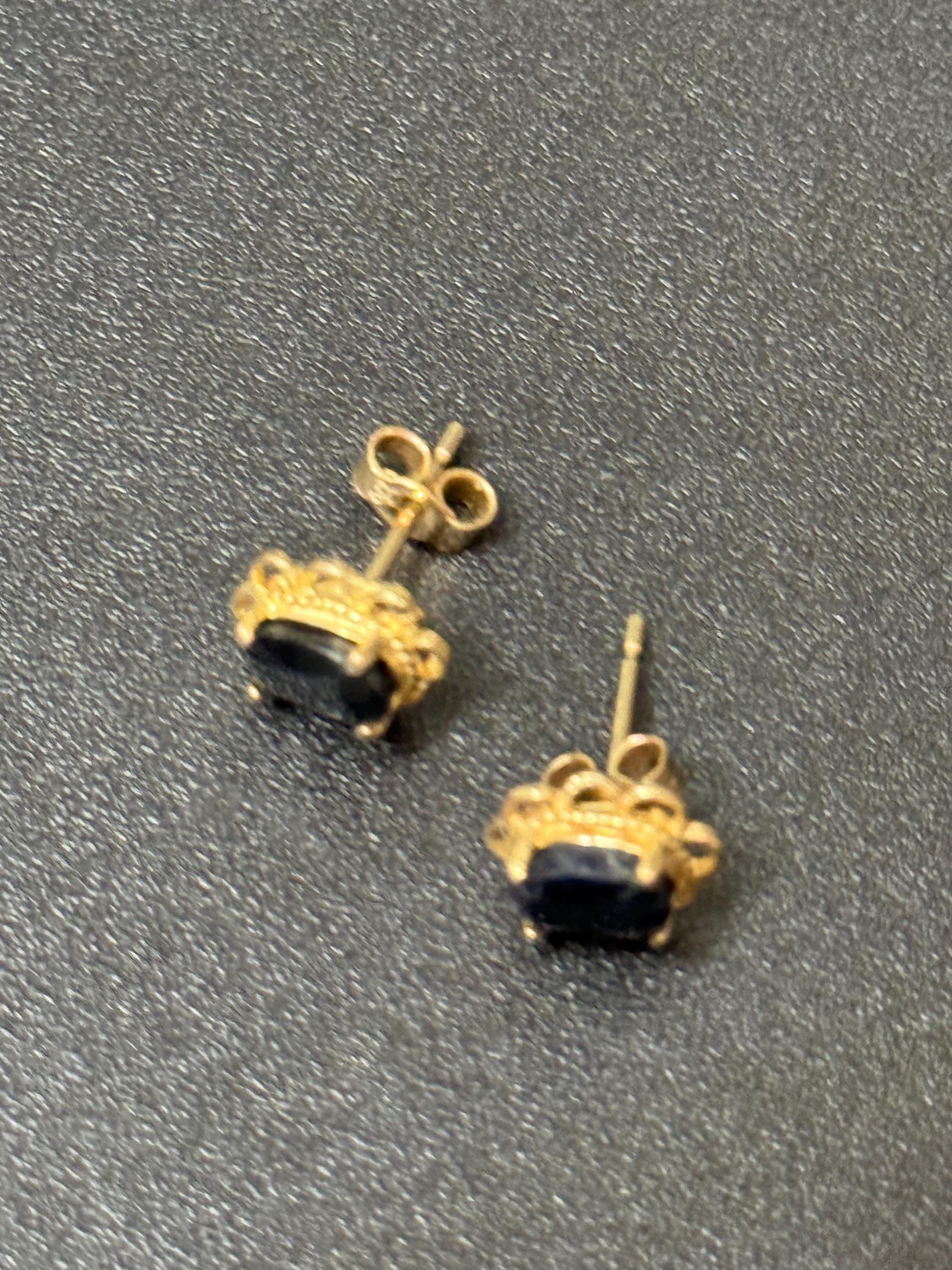 Vintage black Rhinestone Diamanté small oval gold plated stud Earrings