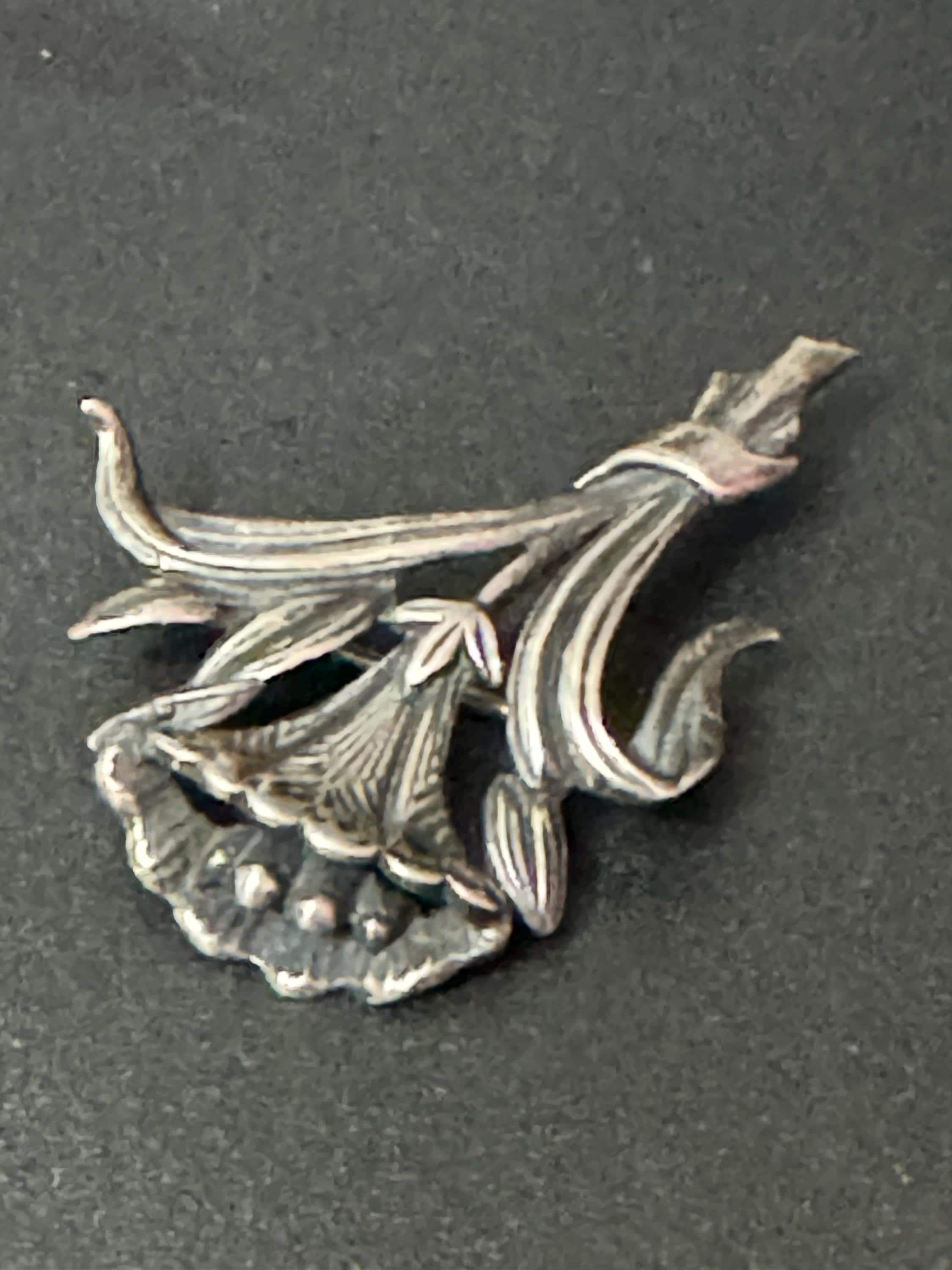 Sterling silver good weight stamped st. sil v  floral brooch 11.5grams 5cm art nouveau style