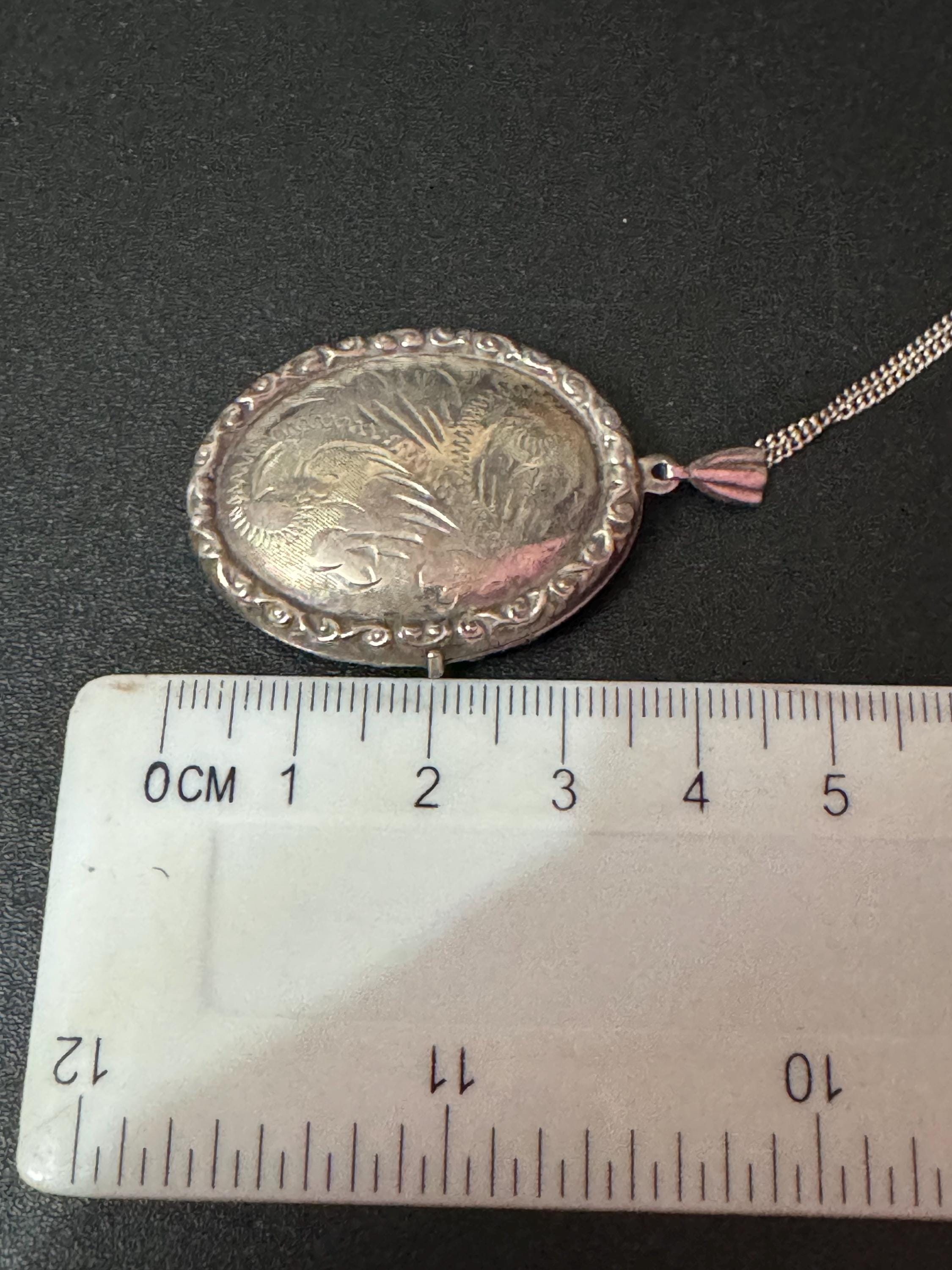 Vintage 925 sterling silver Large oval etched photo locket 8.4 grams