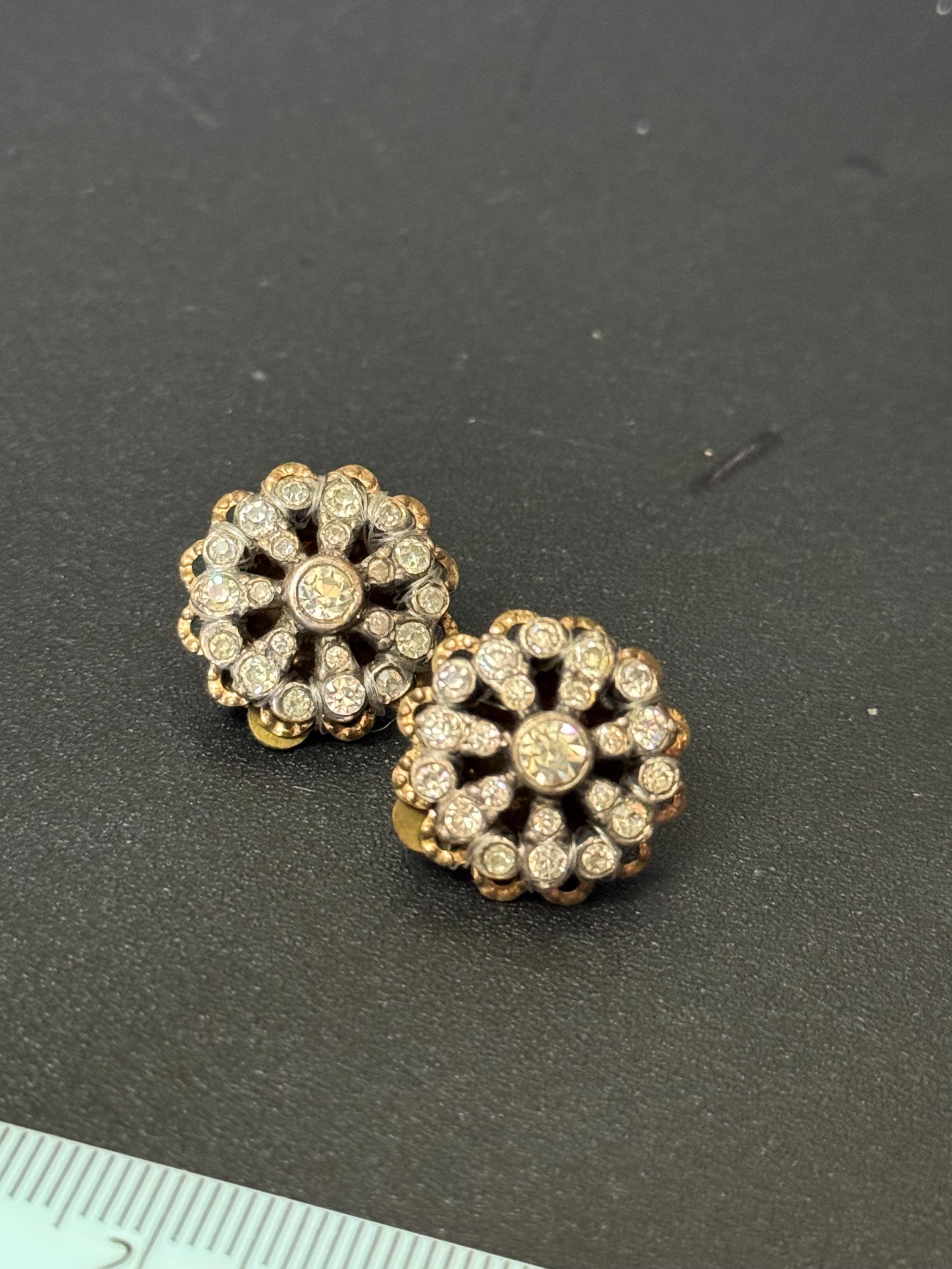 Vintage Small dainty round Clear Diamanté cluster gold tone Clip On Earrings