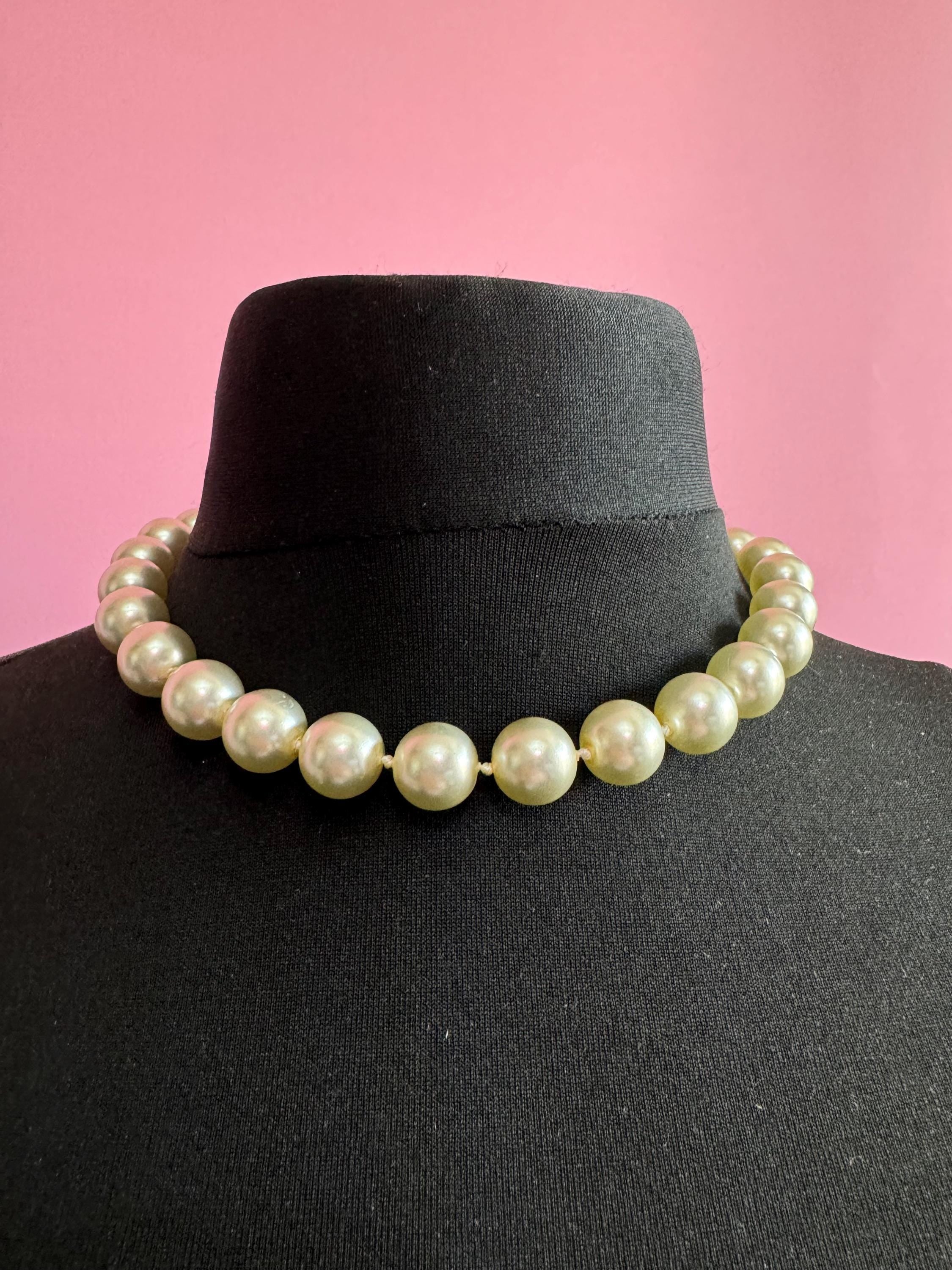 retro very chunky glass faux Pearl necklace 46cm