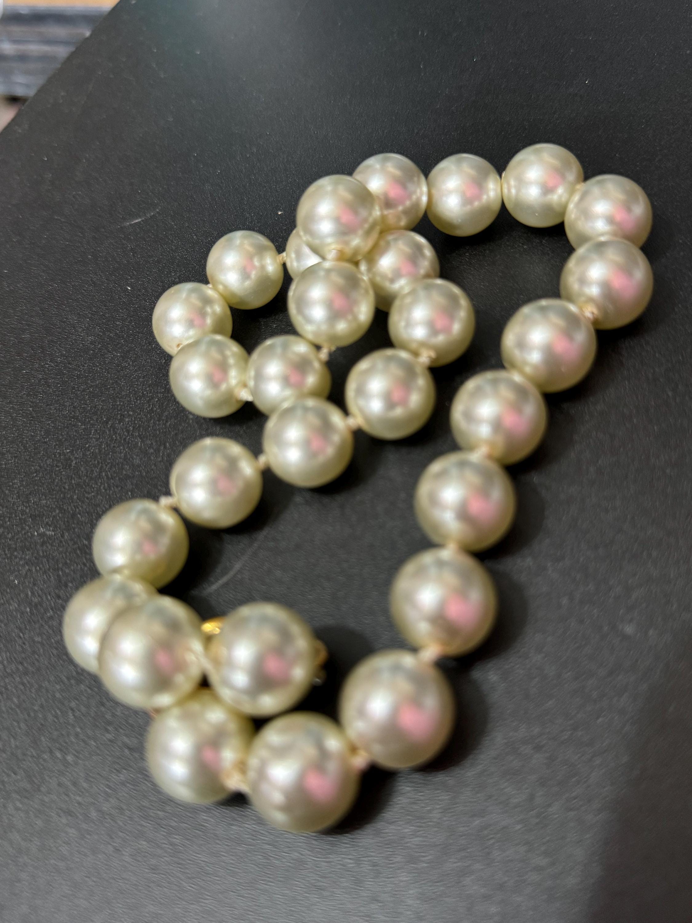 retro very chunky glass faux Pearl necklace 46cm