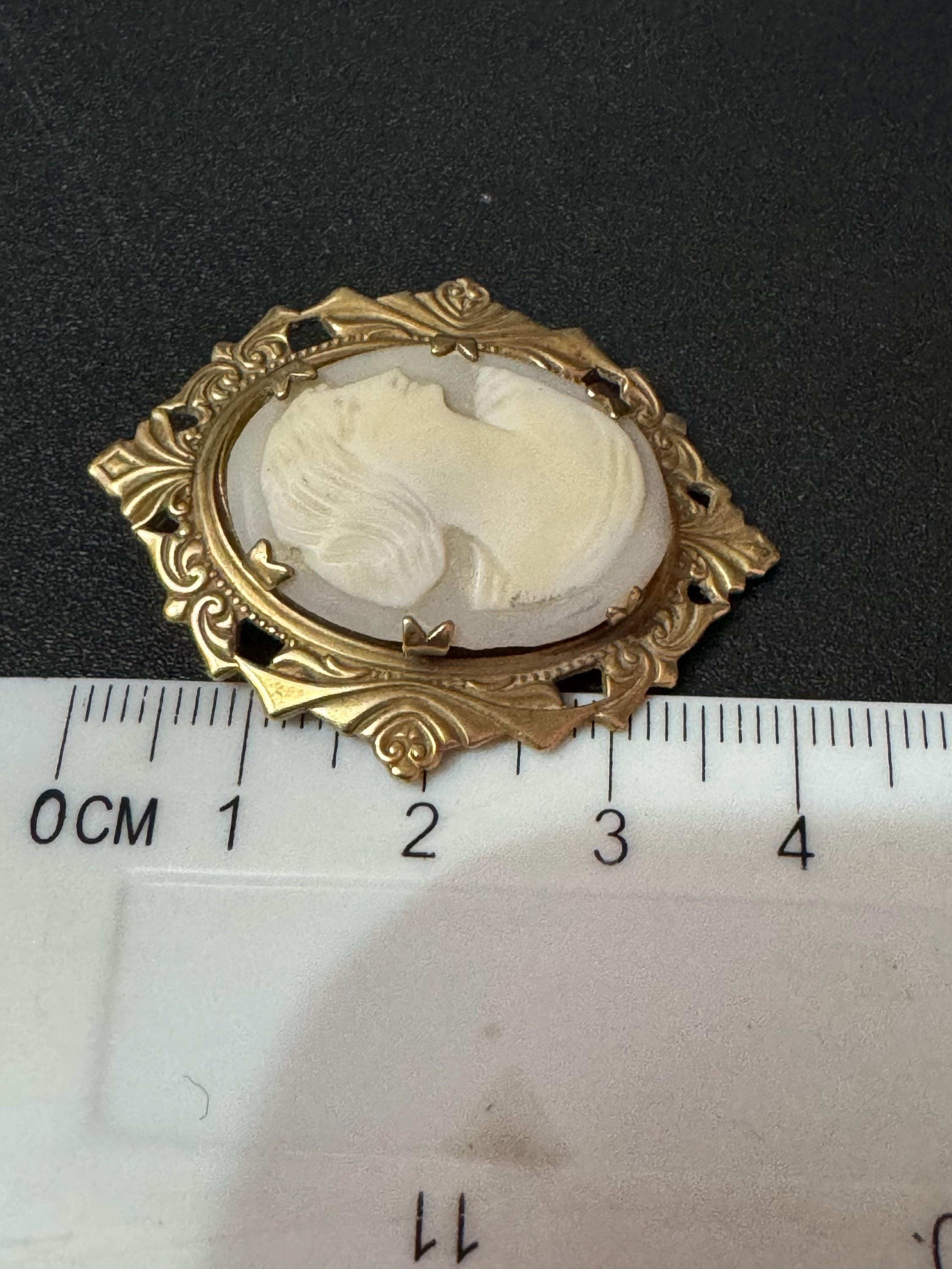 Vintage carved shell oval Cameo Brooch necklace rolled gold