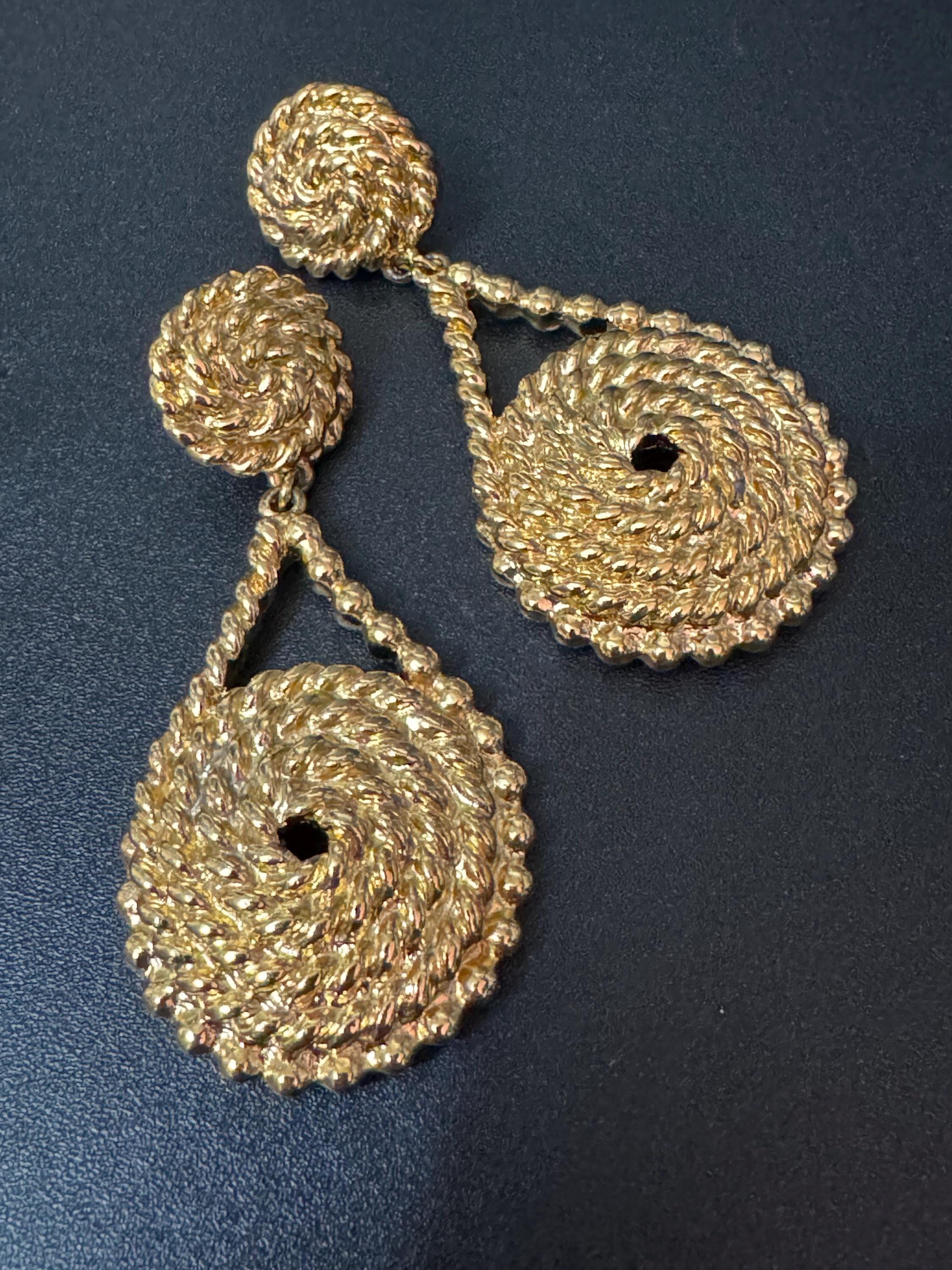 Retro 1980s oversized Geometric rope twist Drop Dropper Earrings for Pierced ears gold tone metal