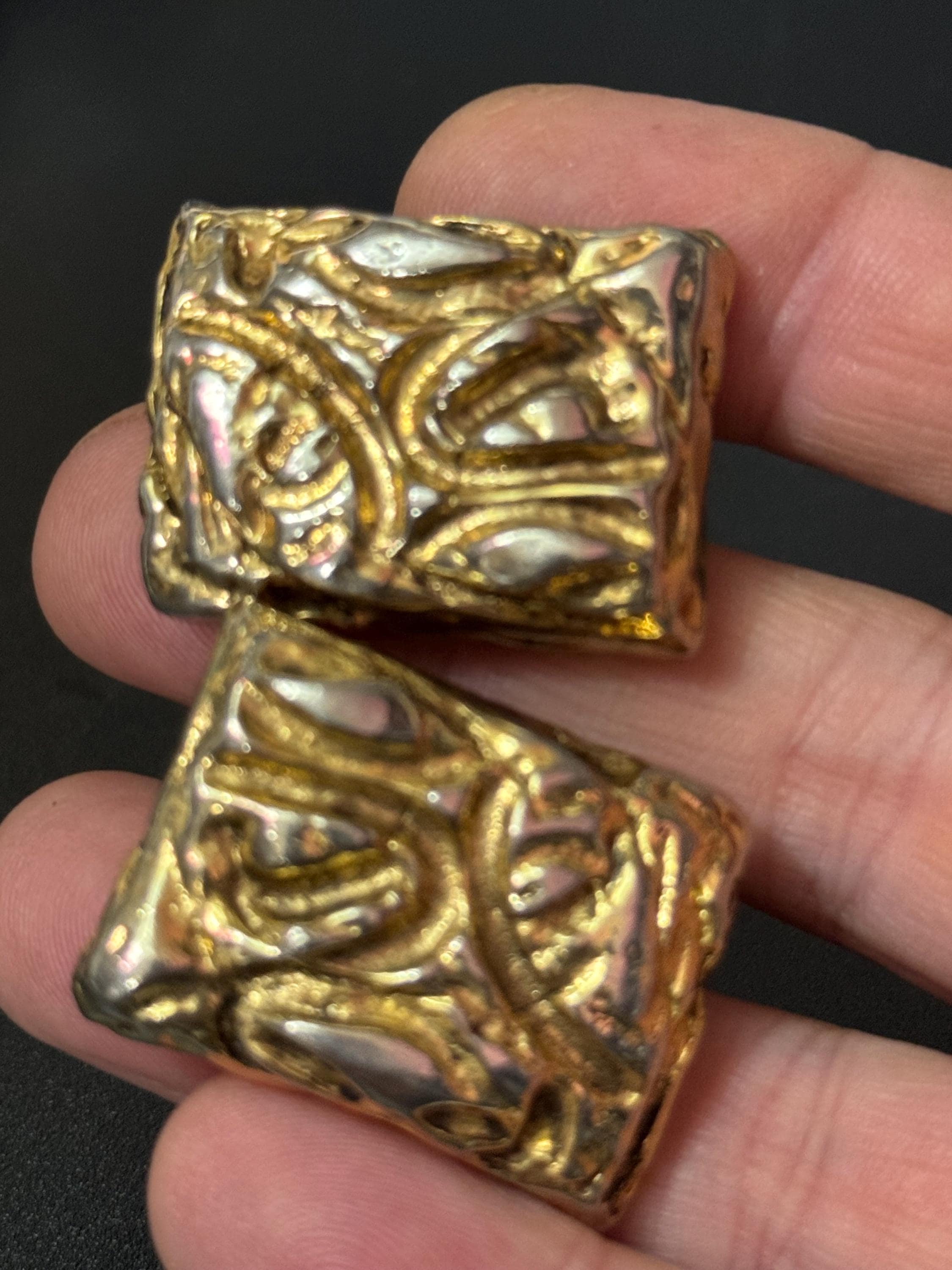 rectangular 2.75cm abstract geometric large brutalist Etruscan style Gold tone clip on earrings 1980s