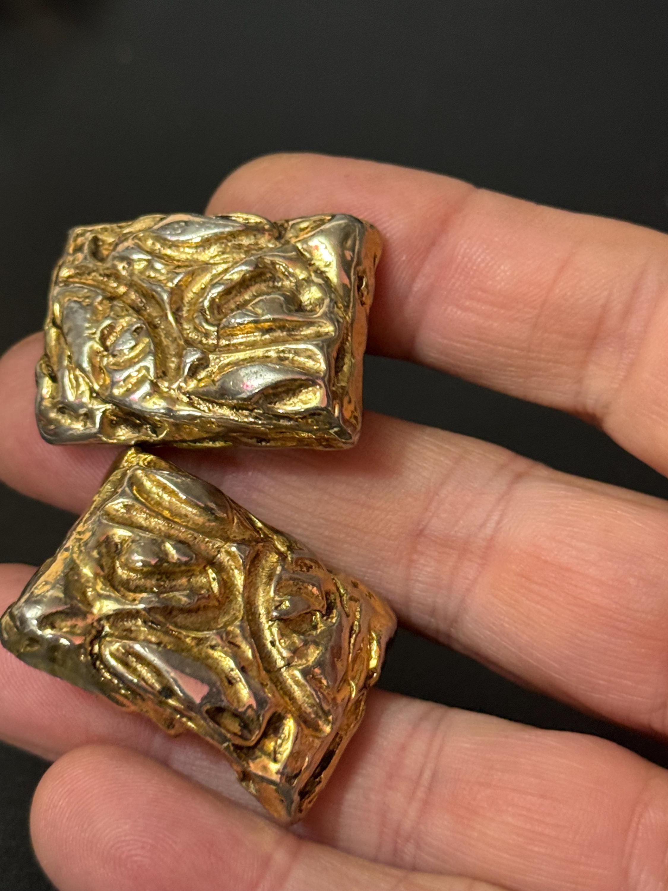 rectangular 2.75cm abstract geometric large brutalist Etruscan style Gold tone clip on earrings 1980s