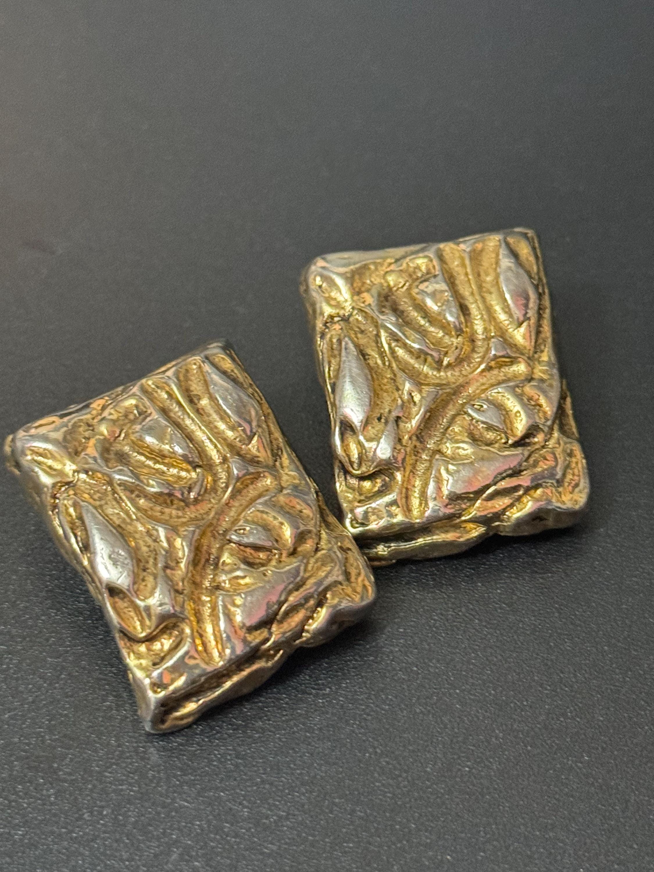 rectangular 2.75cm abstract geometric large brutalist Etruscan style Gold tone clip on earrings 1980s