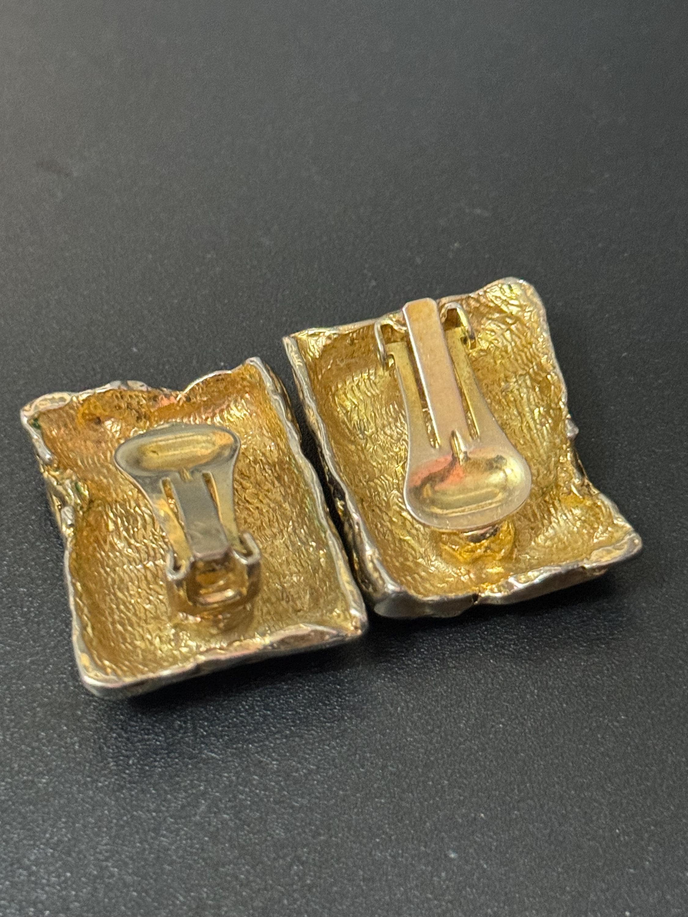 rectangular 2.75cm abstract geometric large brutalist Etruscan style Gold tone clip on earrings 1980s