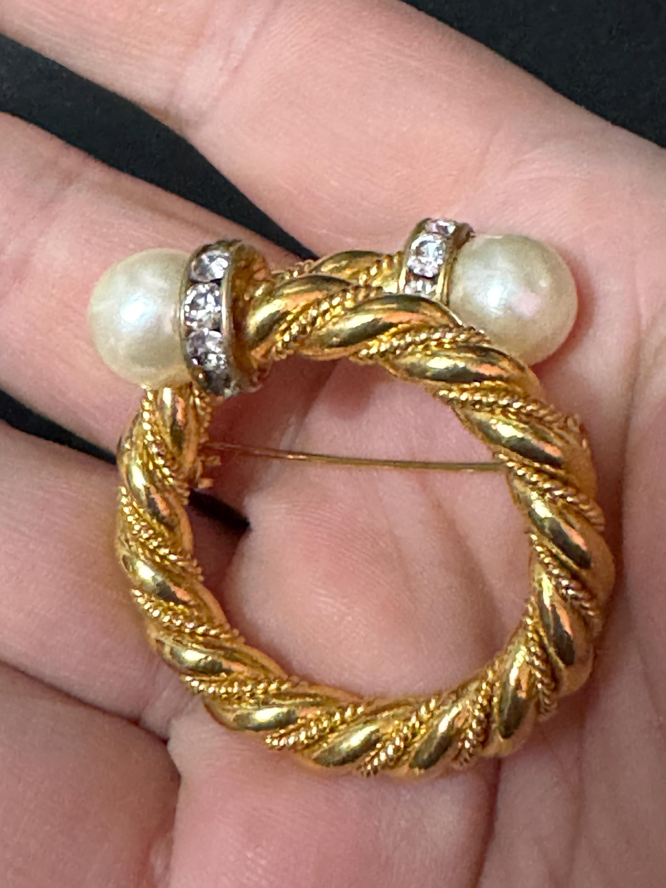1990s retro gold tone circular rope twist brooch with faux pearl and diamanté
