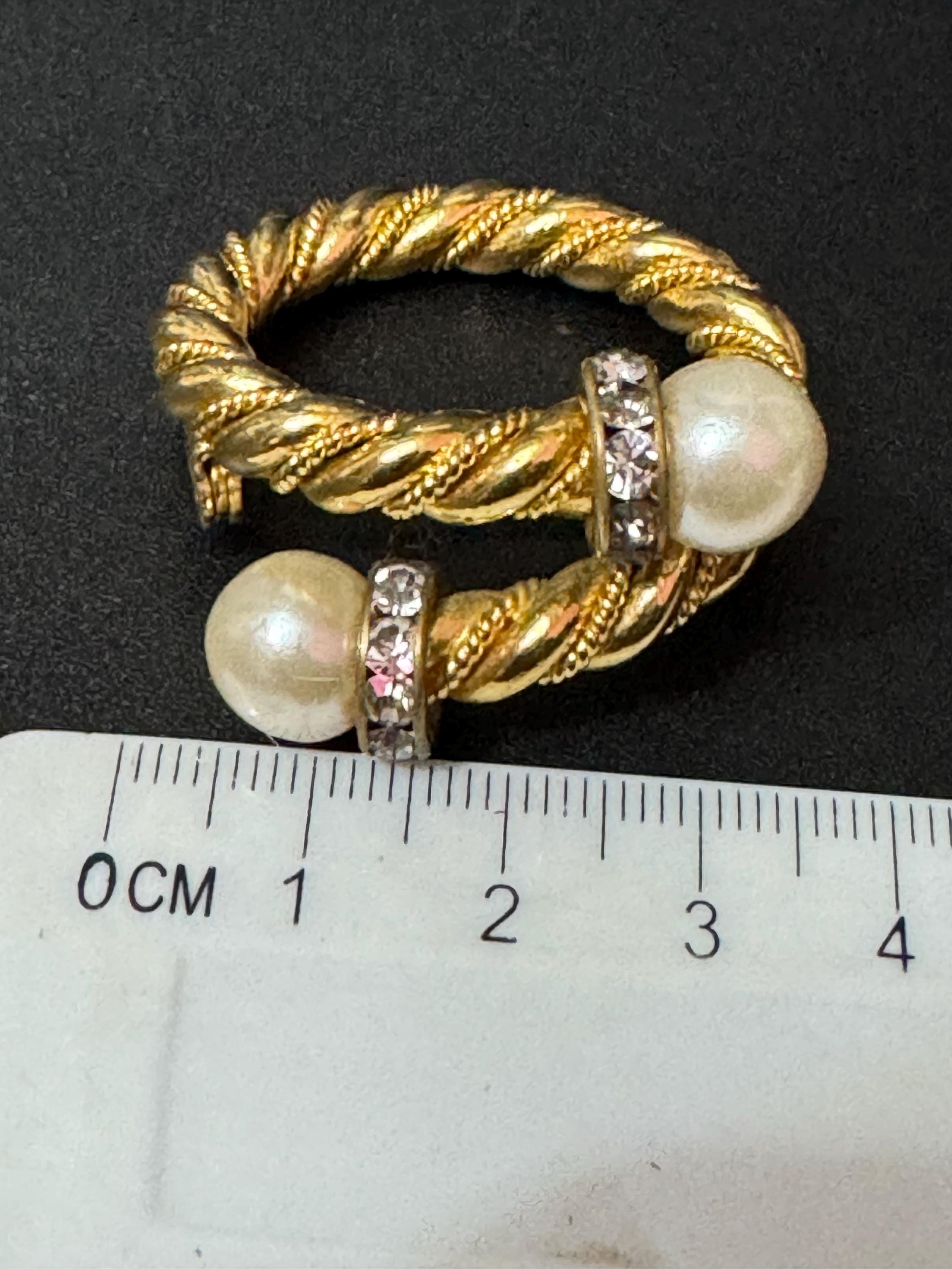 1990s retro gold tone circular rope twist brooch with faux pearl and diamanté
