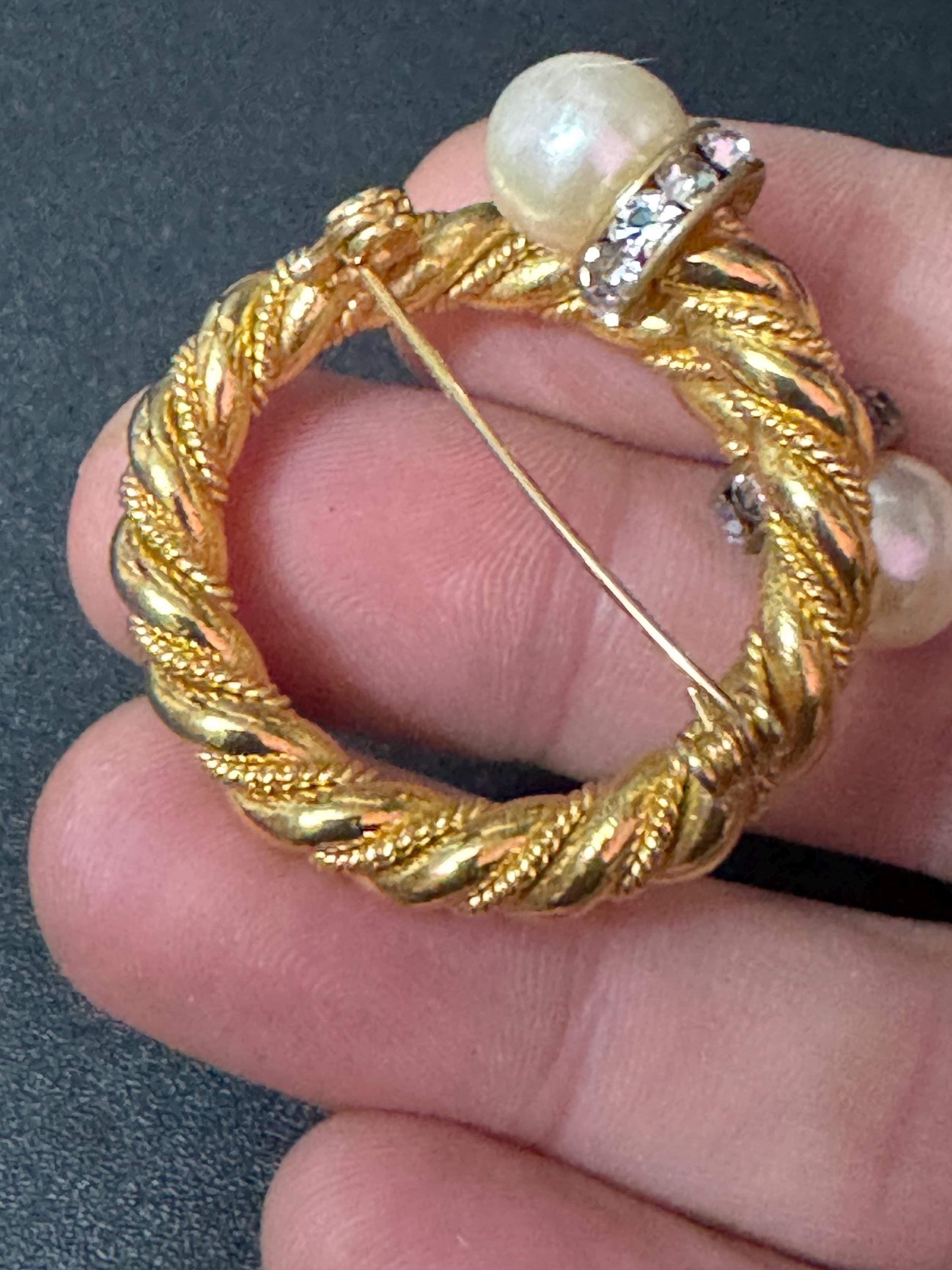 1990s retro gold tone circular rope twist brooch with faux pearl and diamanté