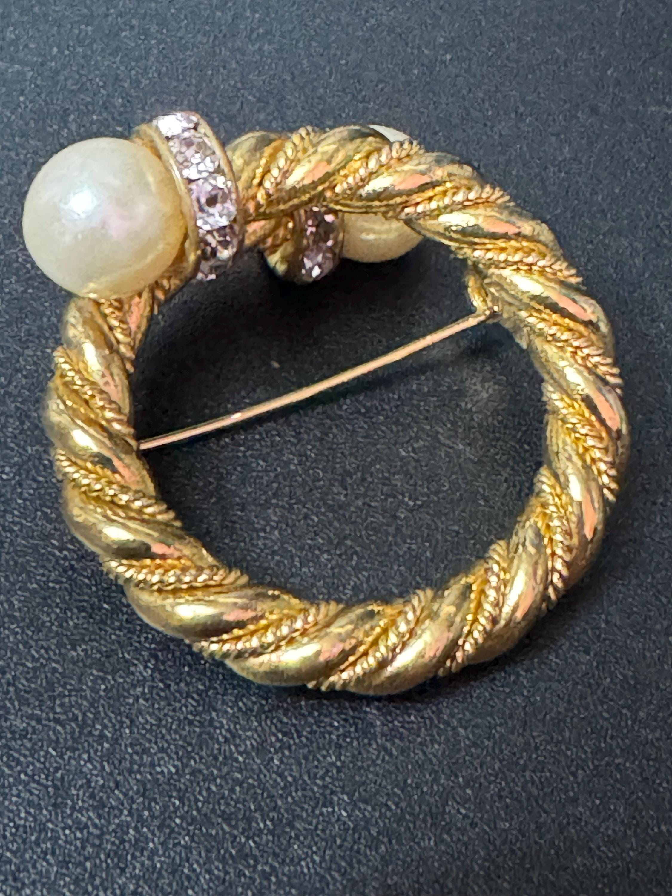 1990s retro gold tone circular rope twist brooch with faux pearl and diamanté