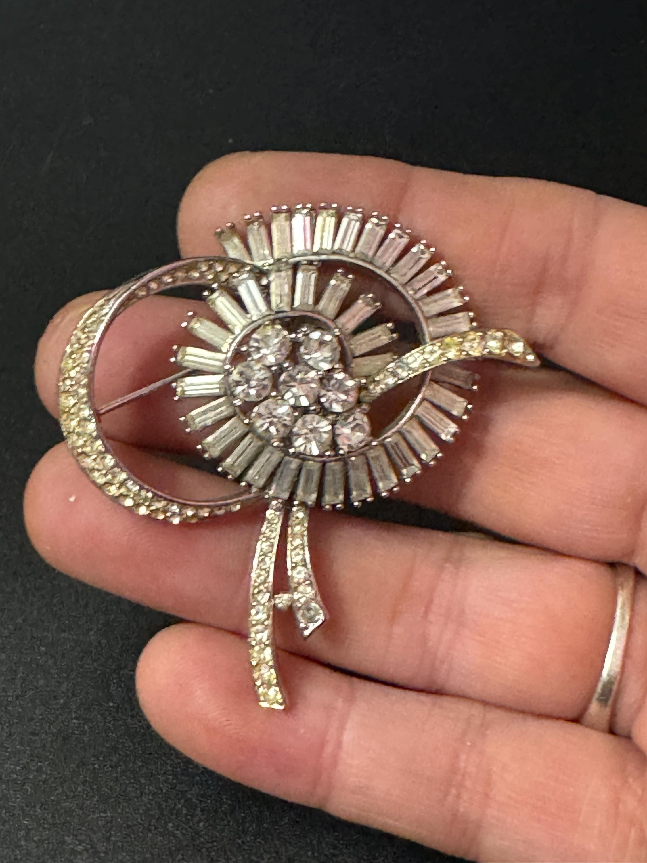 Vintage large paste glass clear Diamanté silver tone abstract floral Brooch with baguette stones