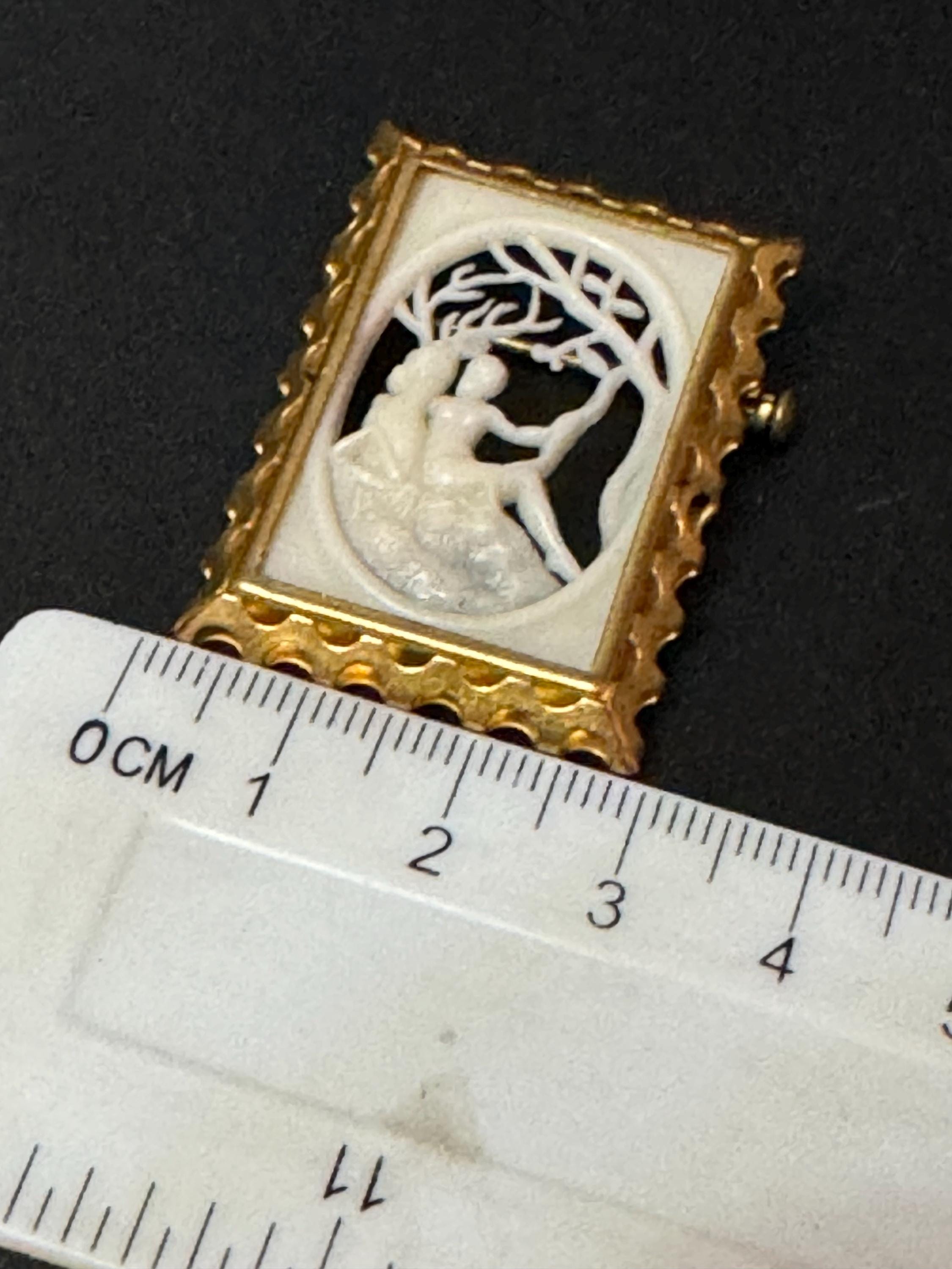 Vintage 1930s couple Scene Brooch: Brass Framed Plastic Openwork