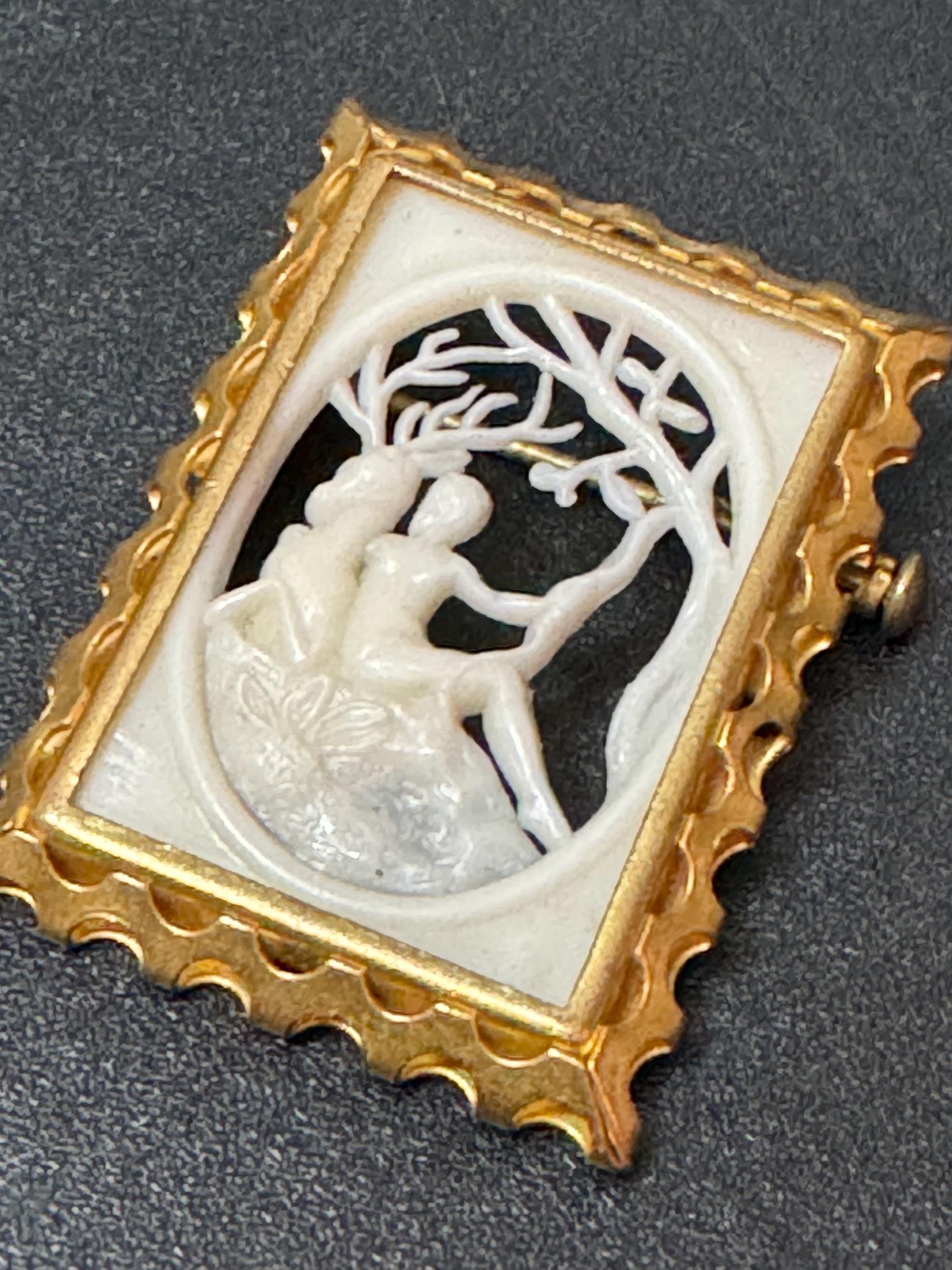 Vintage 1930s couple Scene Brooch: Brass Framed Plastic Openwork