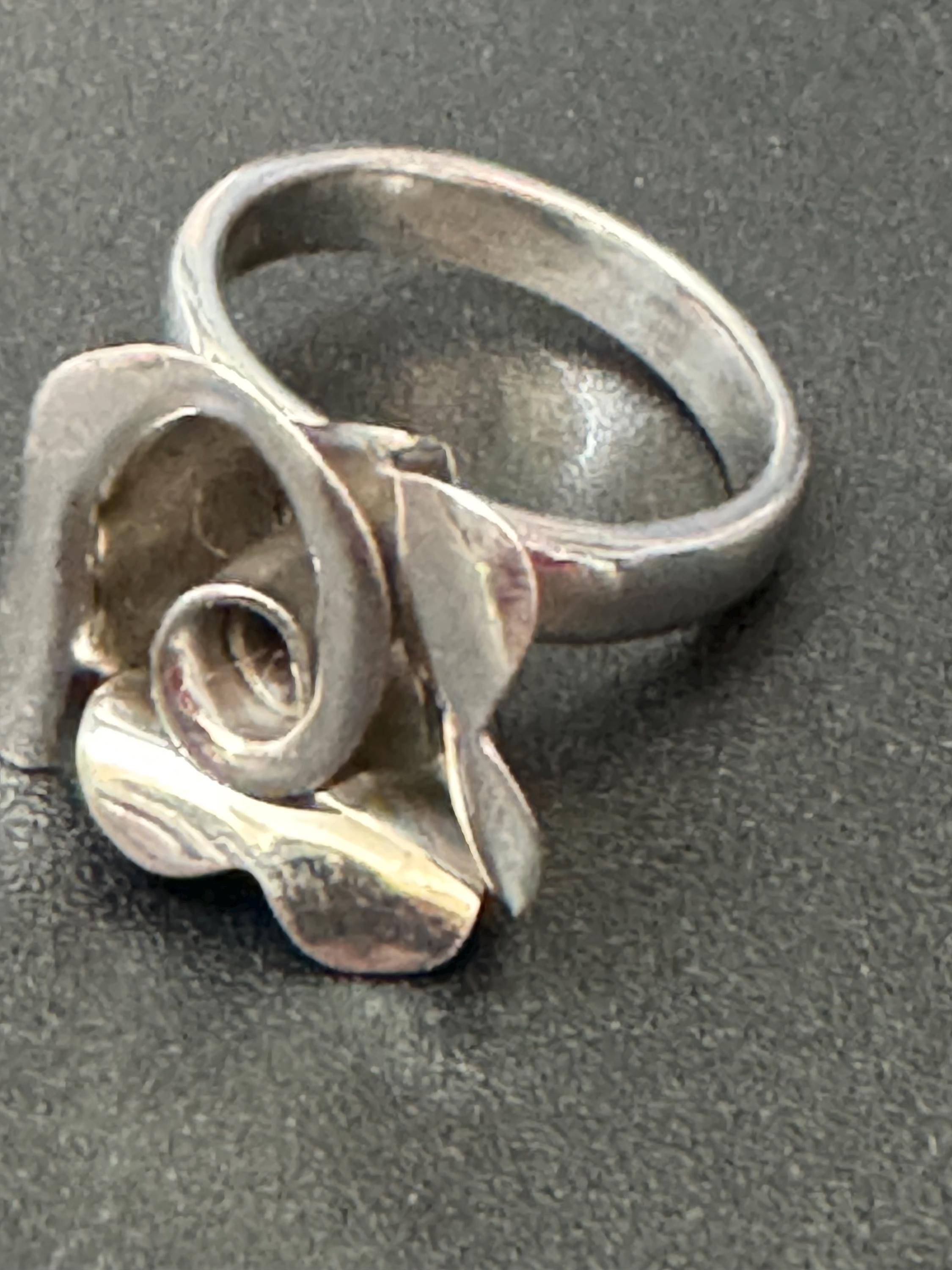 Vintage Size m.5 925 unmarked silver white metal ladies modernist rose ring 6.1 grams