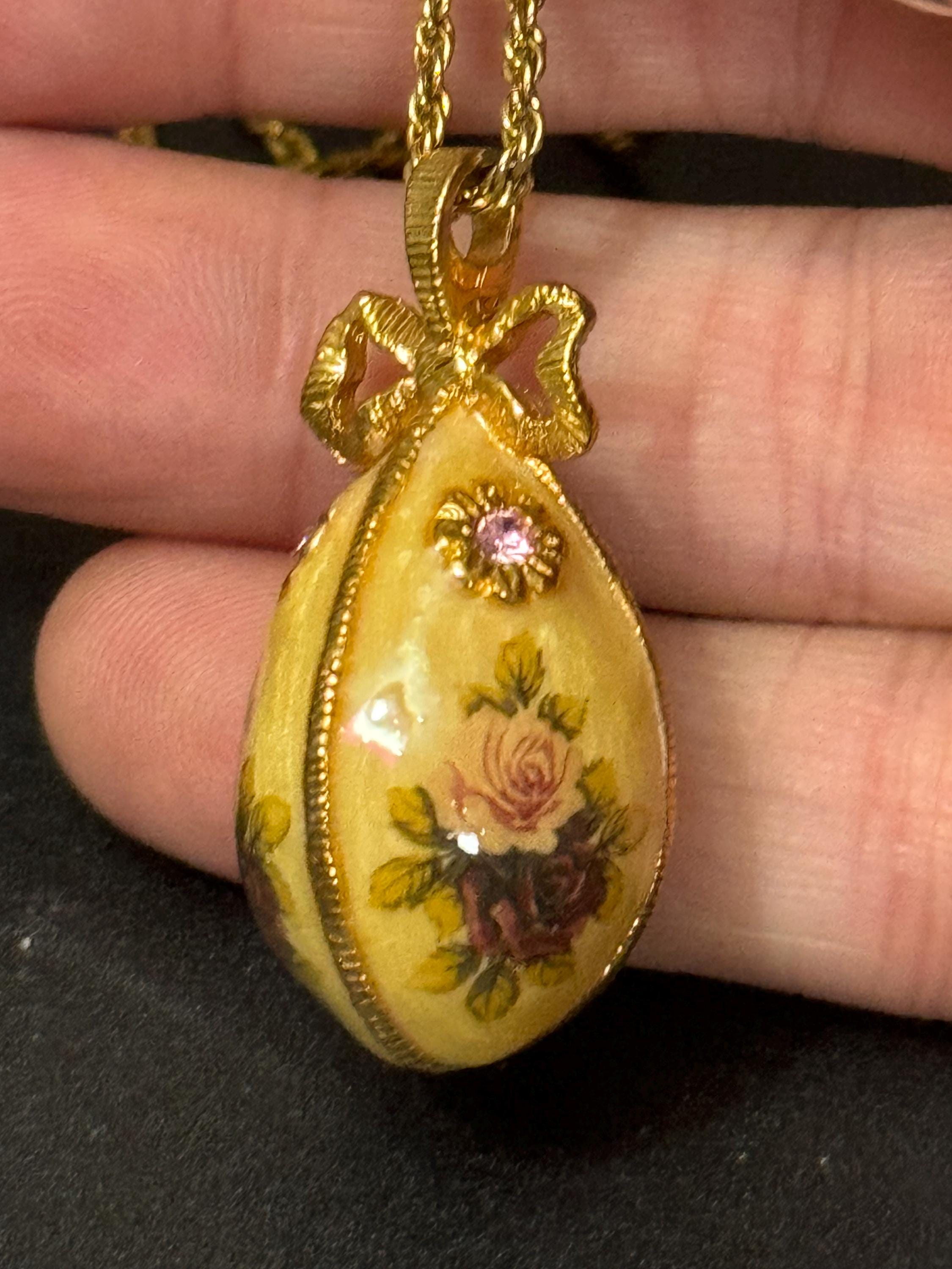 Signed Joan rivers gold tone cream enamel pretty floral print egg pendant necklace