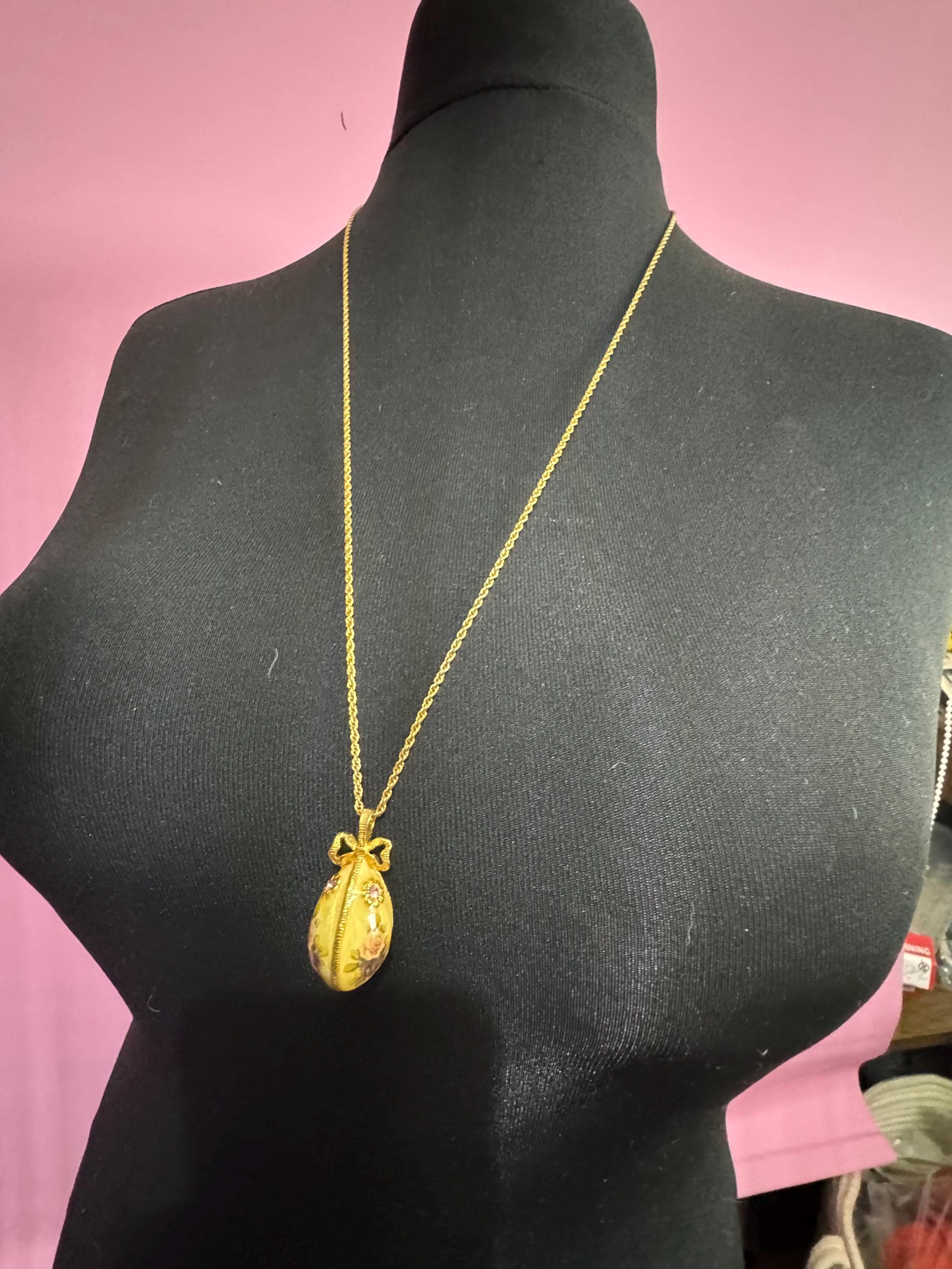 Signed Joan rivers gold tone cream enamel pretty floral print egg pendant necklace