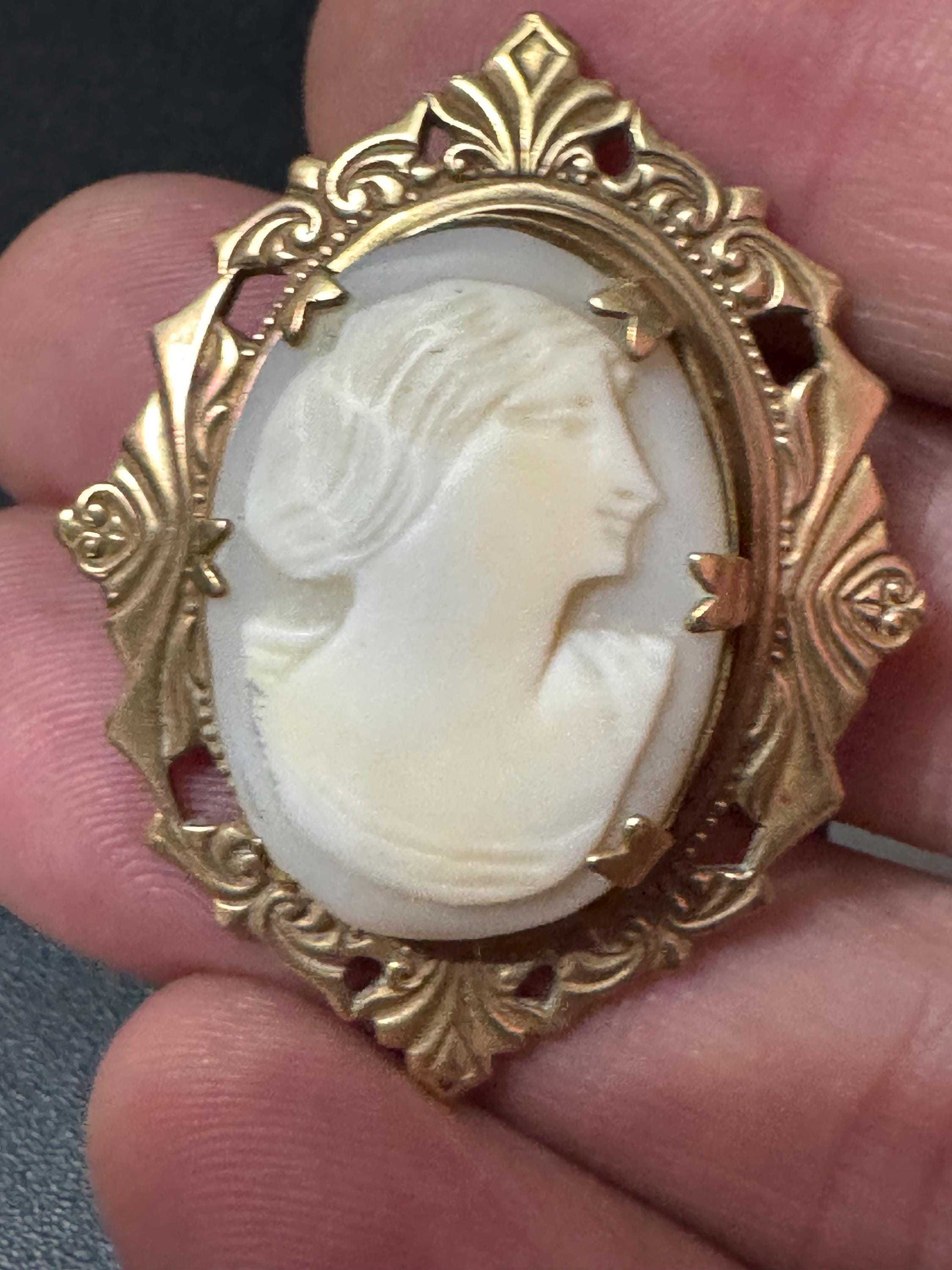 Vintage carved shell oval Cameo Brooch necklace rolled gold