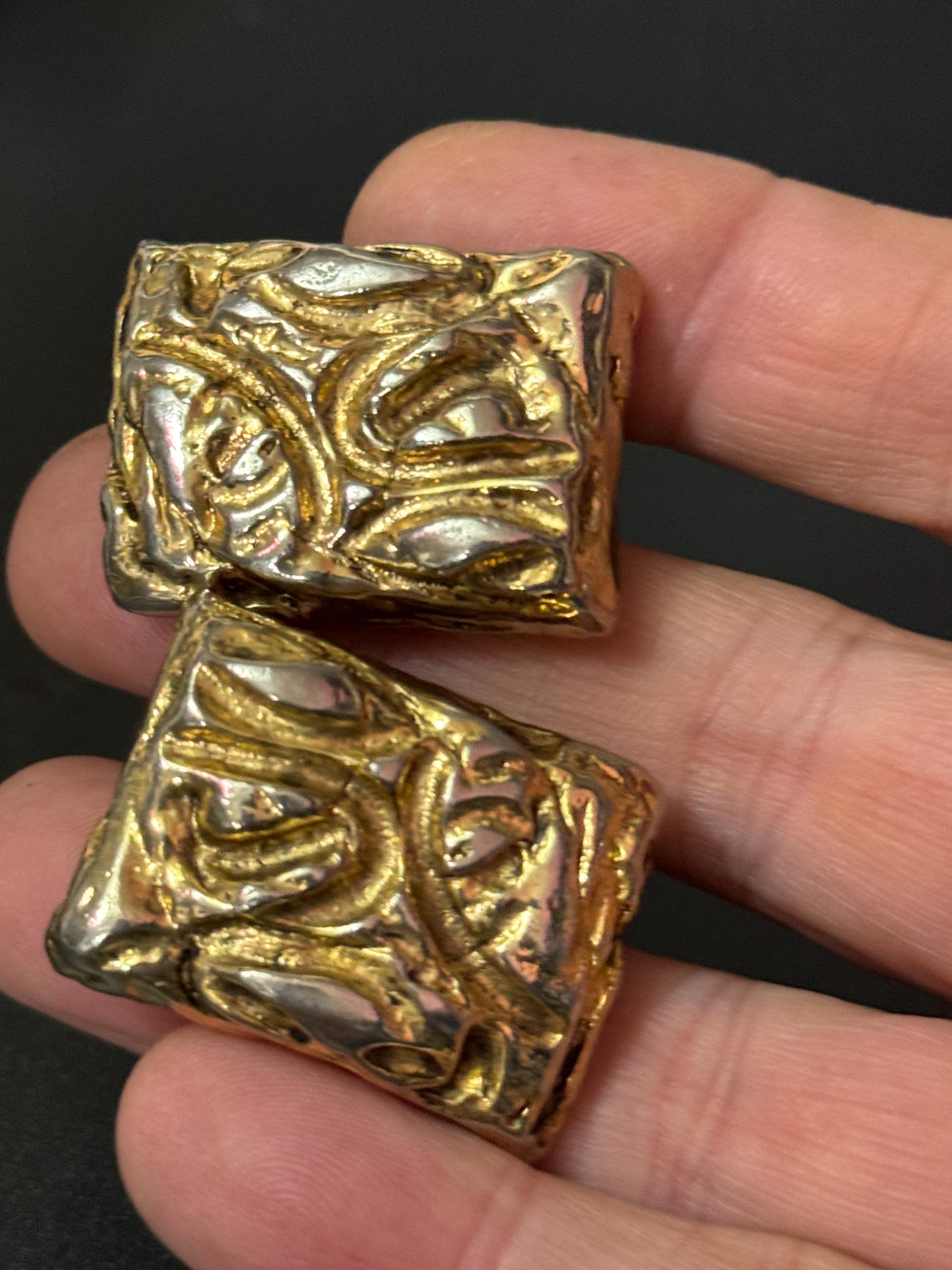 rectangular 2.75cm abstract geometric large brutalist Etruscan style Gold tone clip on earrings 1980s