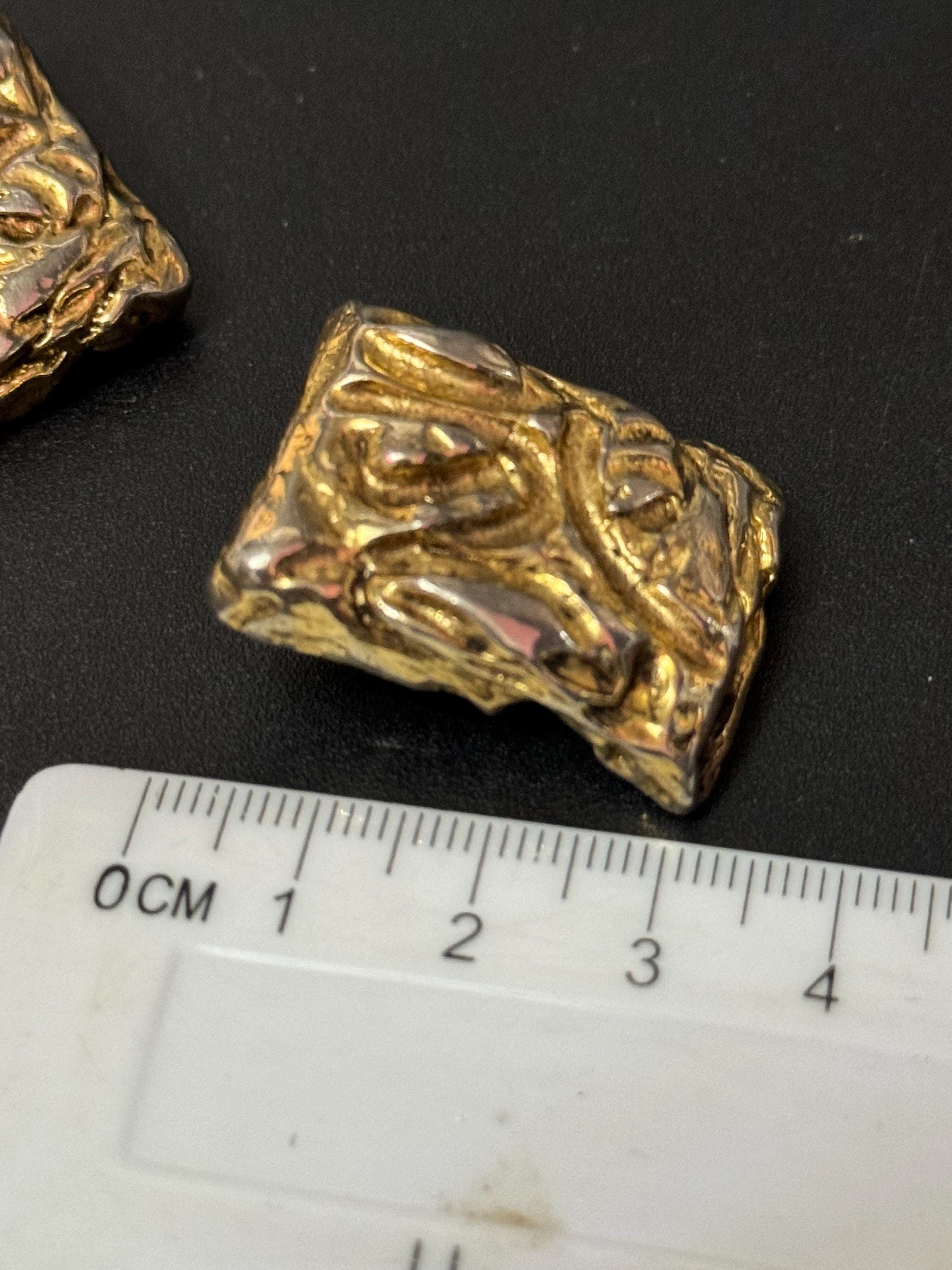 rectangular 2.75cm abstract geometric large brutalist Etruscan style Gold tone clip on earrings 1980s