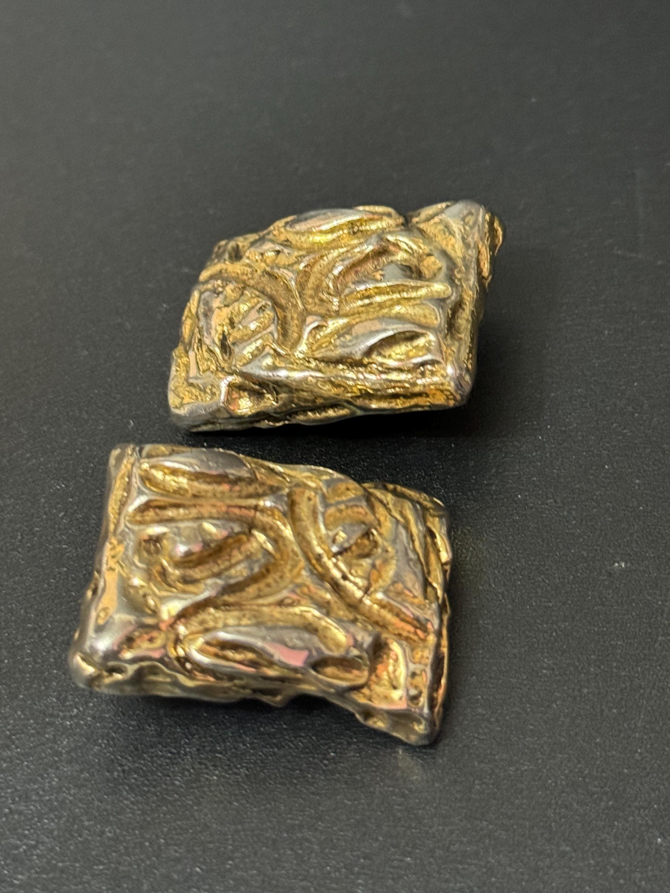 rectangular 2.75cm abstract geometric large brutalist Etruscan style Gold tone clip on earrings 1980s