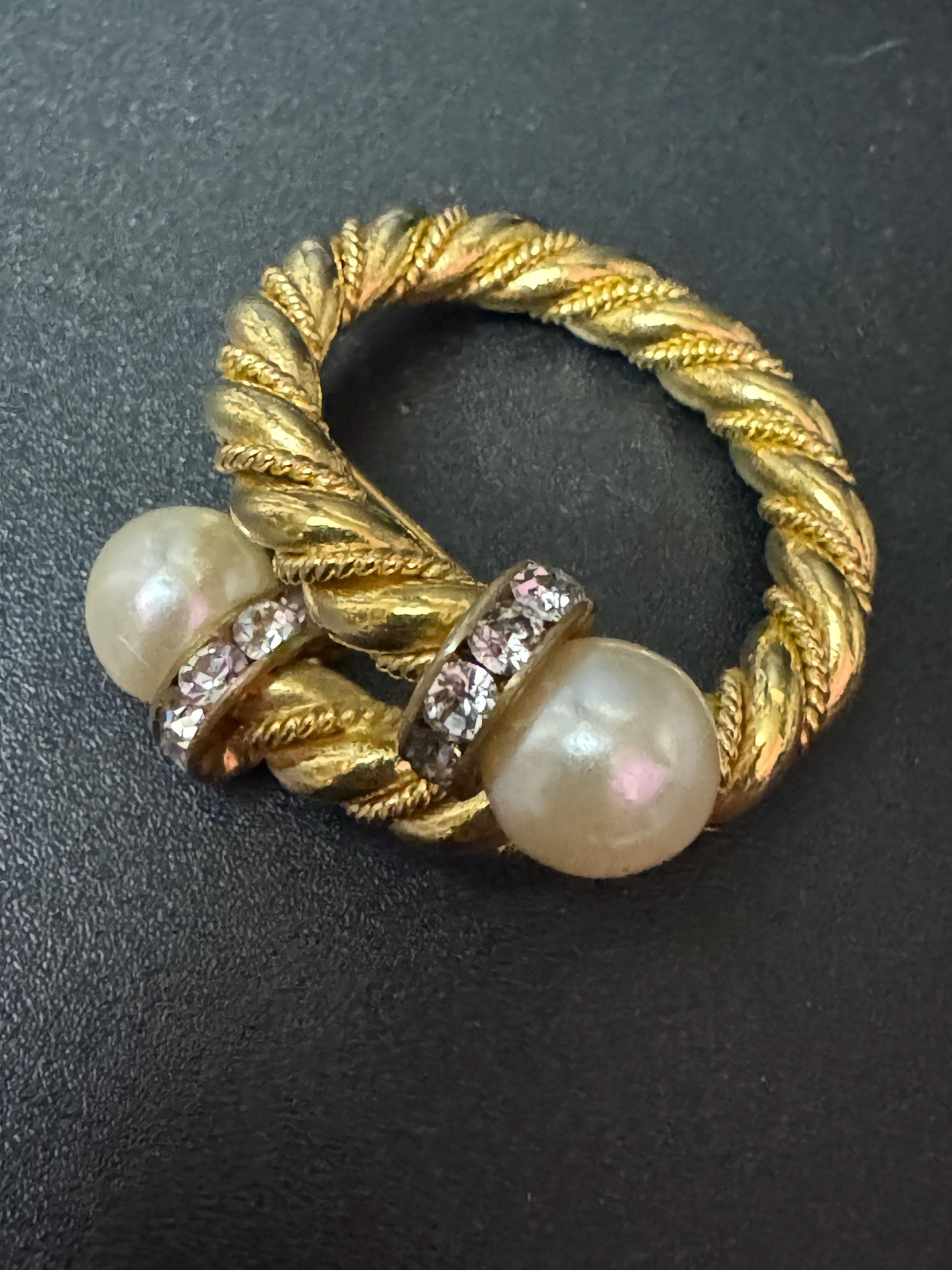1990s retro gold tone circular rope twist brooch with faux pearl and diamanté