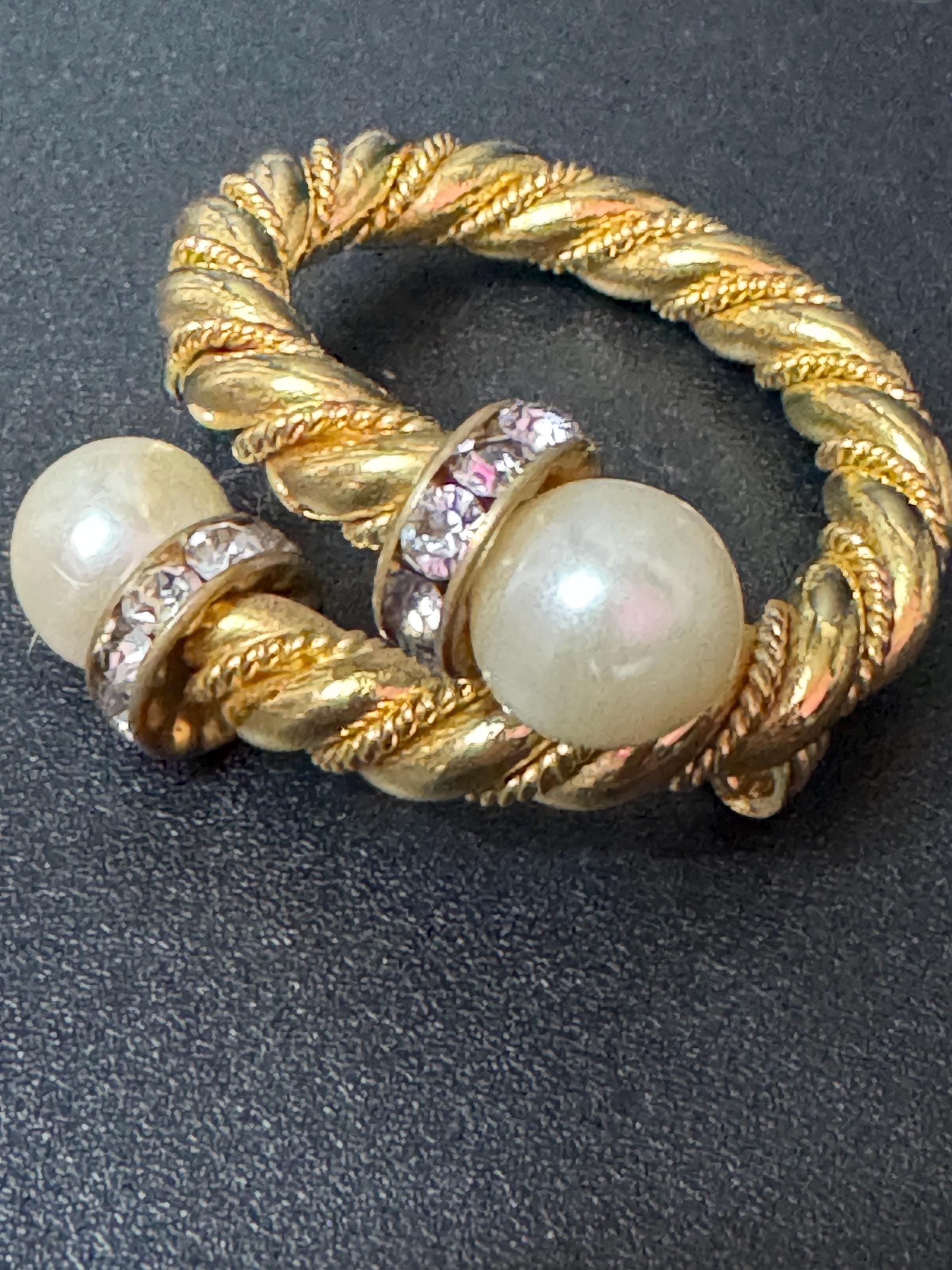 1990s retro gold tone circular rope twist brooch with faux pearl and diamanté