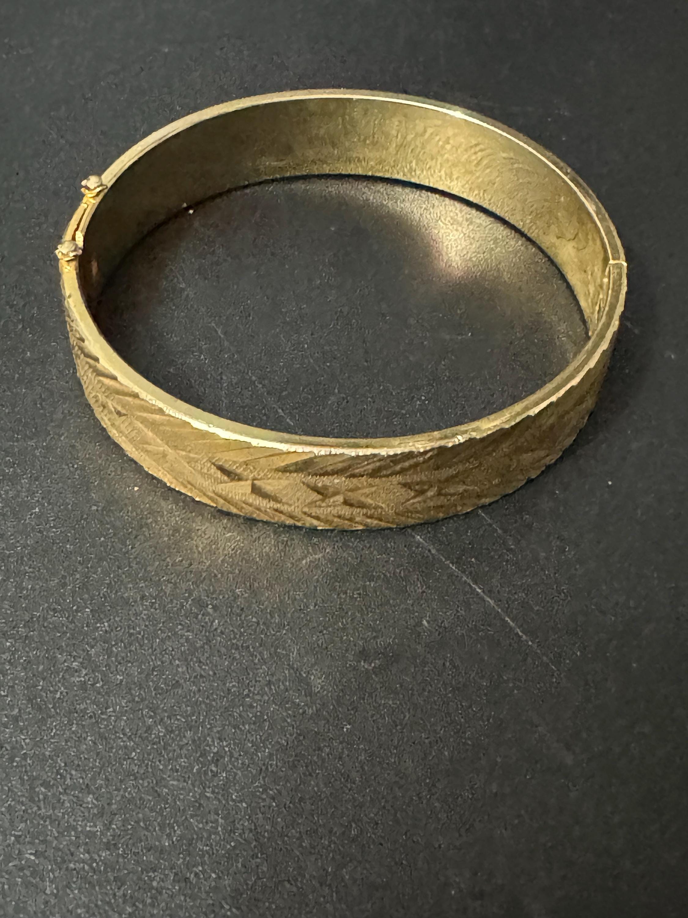 1980s chows Retro Vintage Stamped Gold-tone Hinged Bangle Bracelet