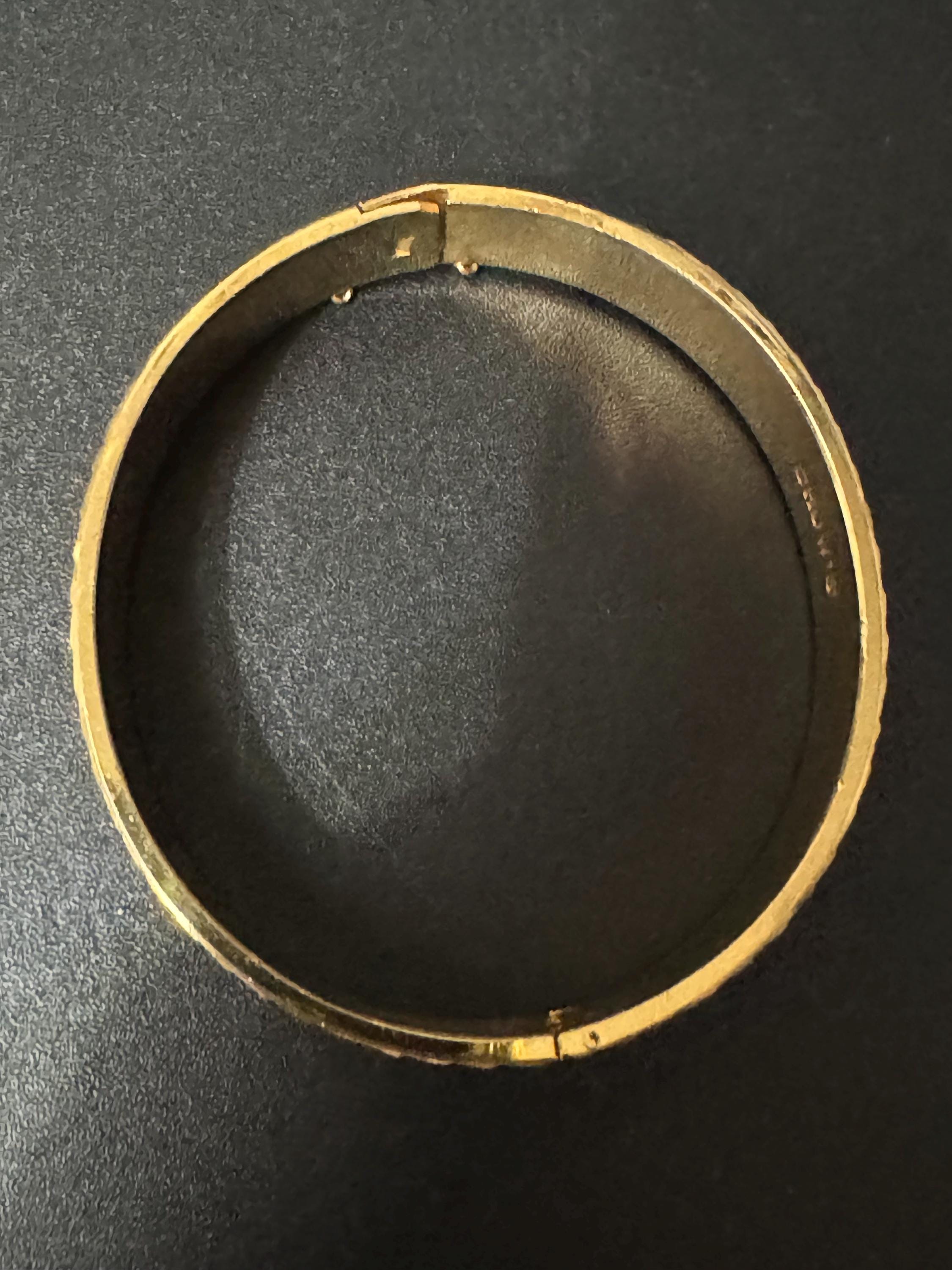 1980s chows Retro Vintage Stamped Gold-tone Hinged Bangle Bracelet