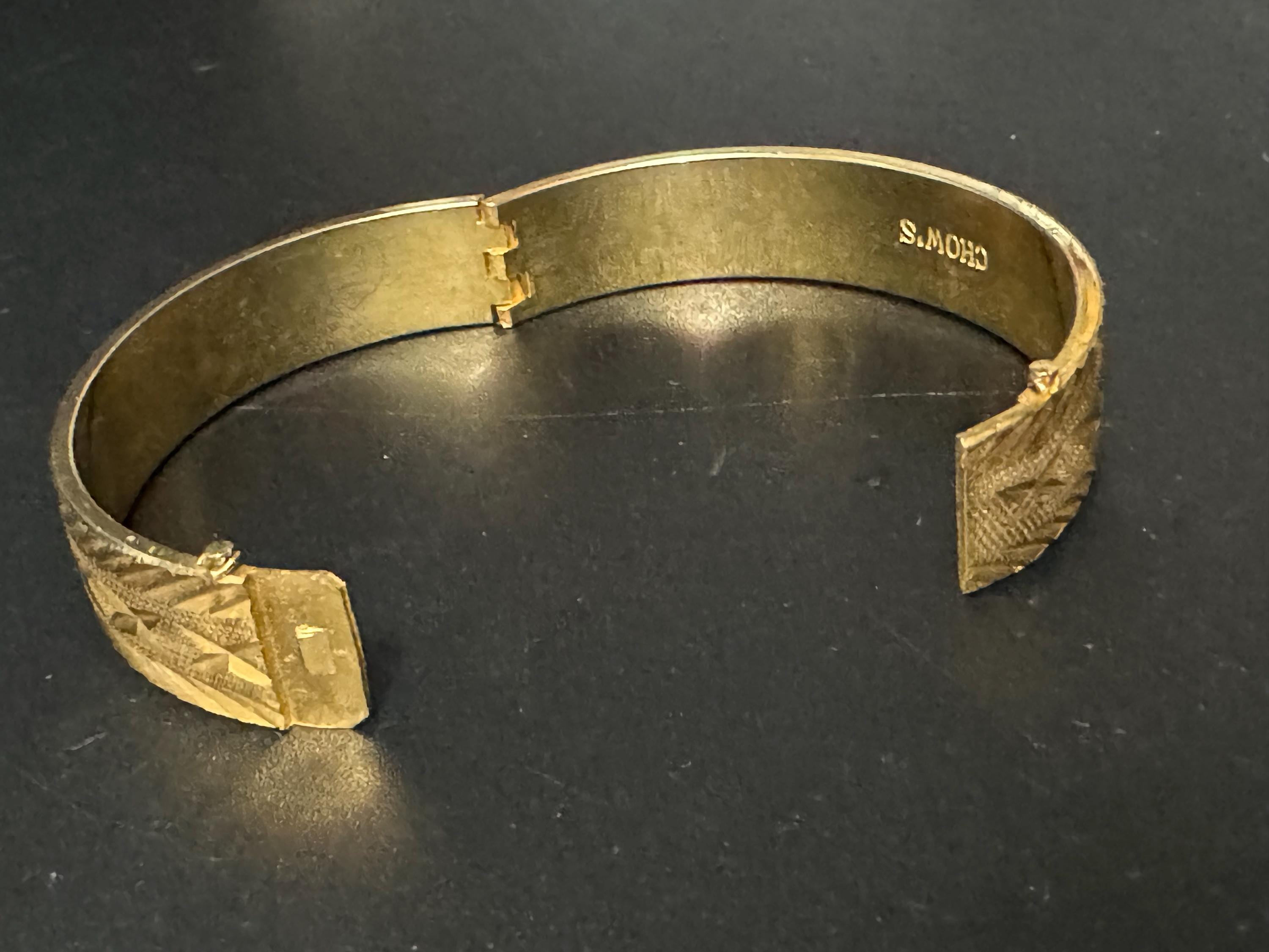 1980s chows Retro Vintage Stamped Gold-tone Hinged Bangle Bracelet