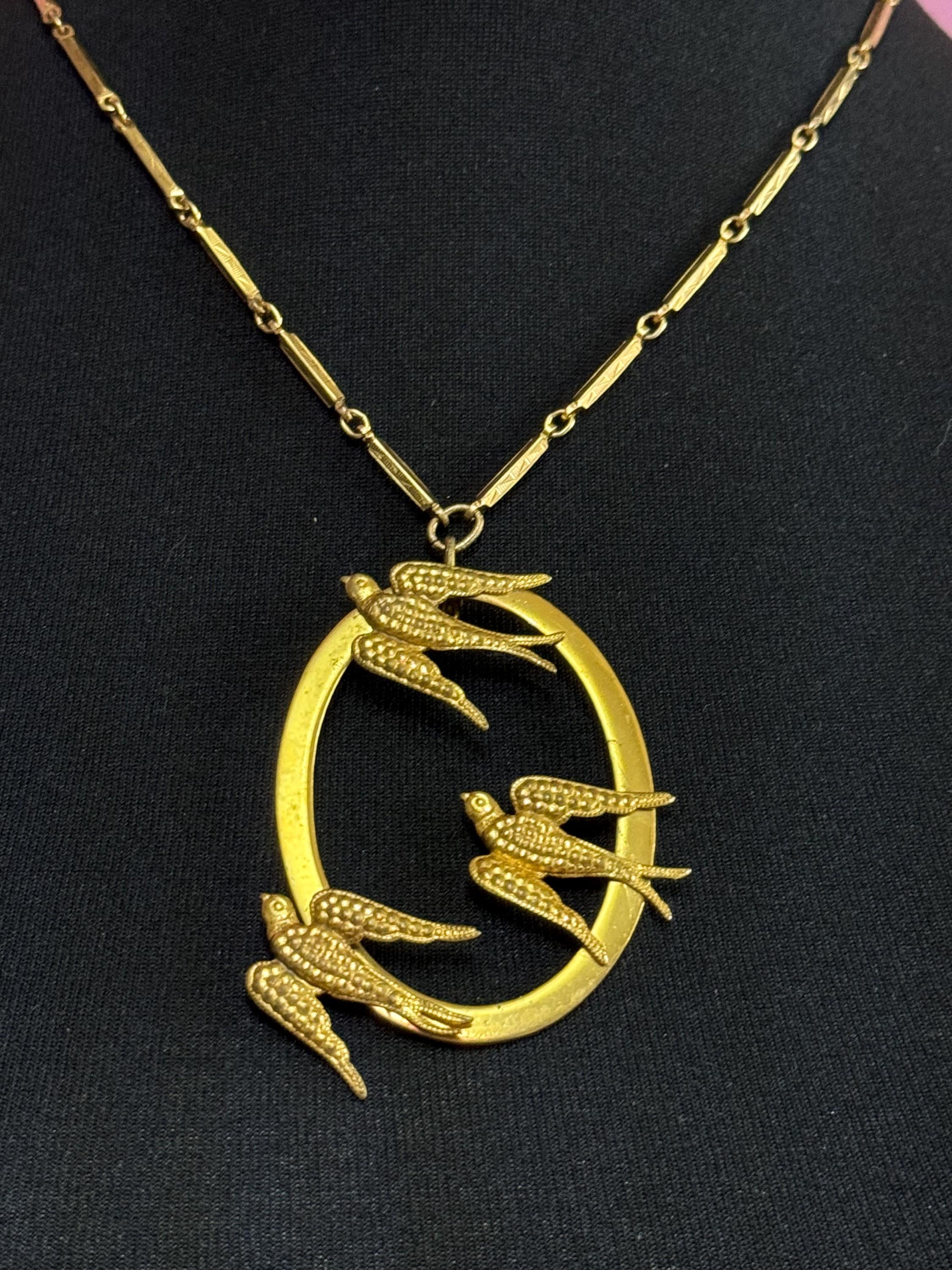 Art deco style gold tone bar link swallows bird pendant necklace 1940s 1950s