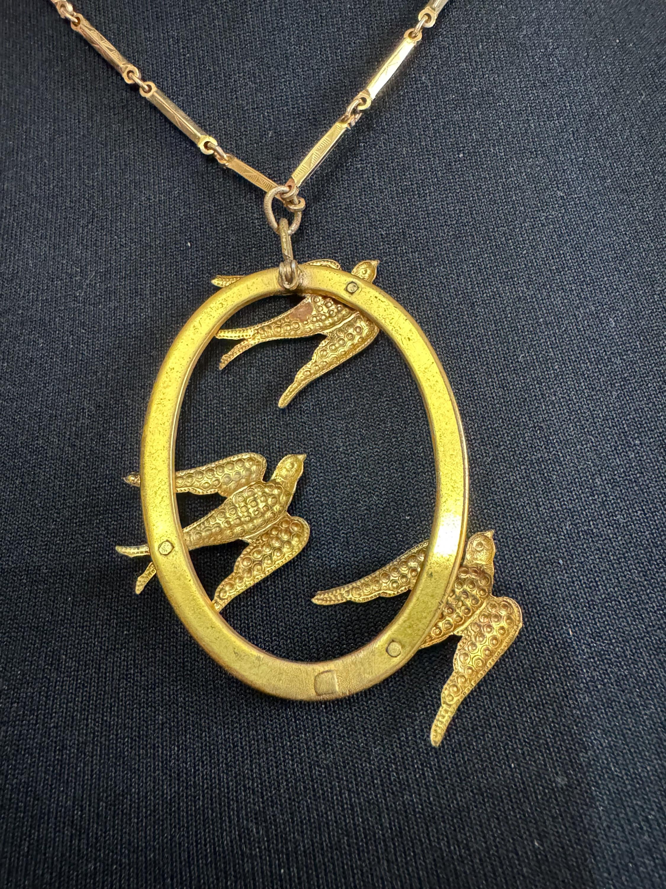 Art deco style gold tone bar link swallows bird pendant necklace 1940s 1950s