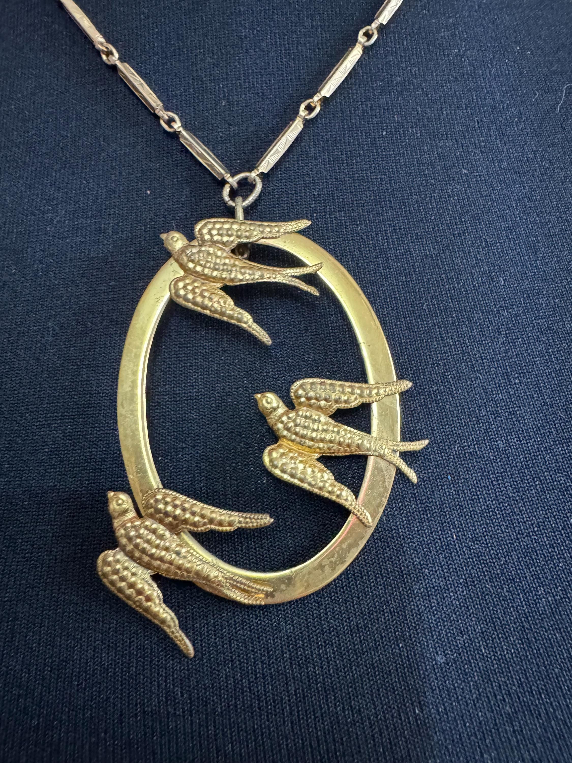 Art deco style gold tone bar link swallows bird pendant necklace 1940s 1950s