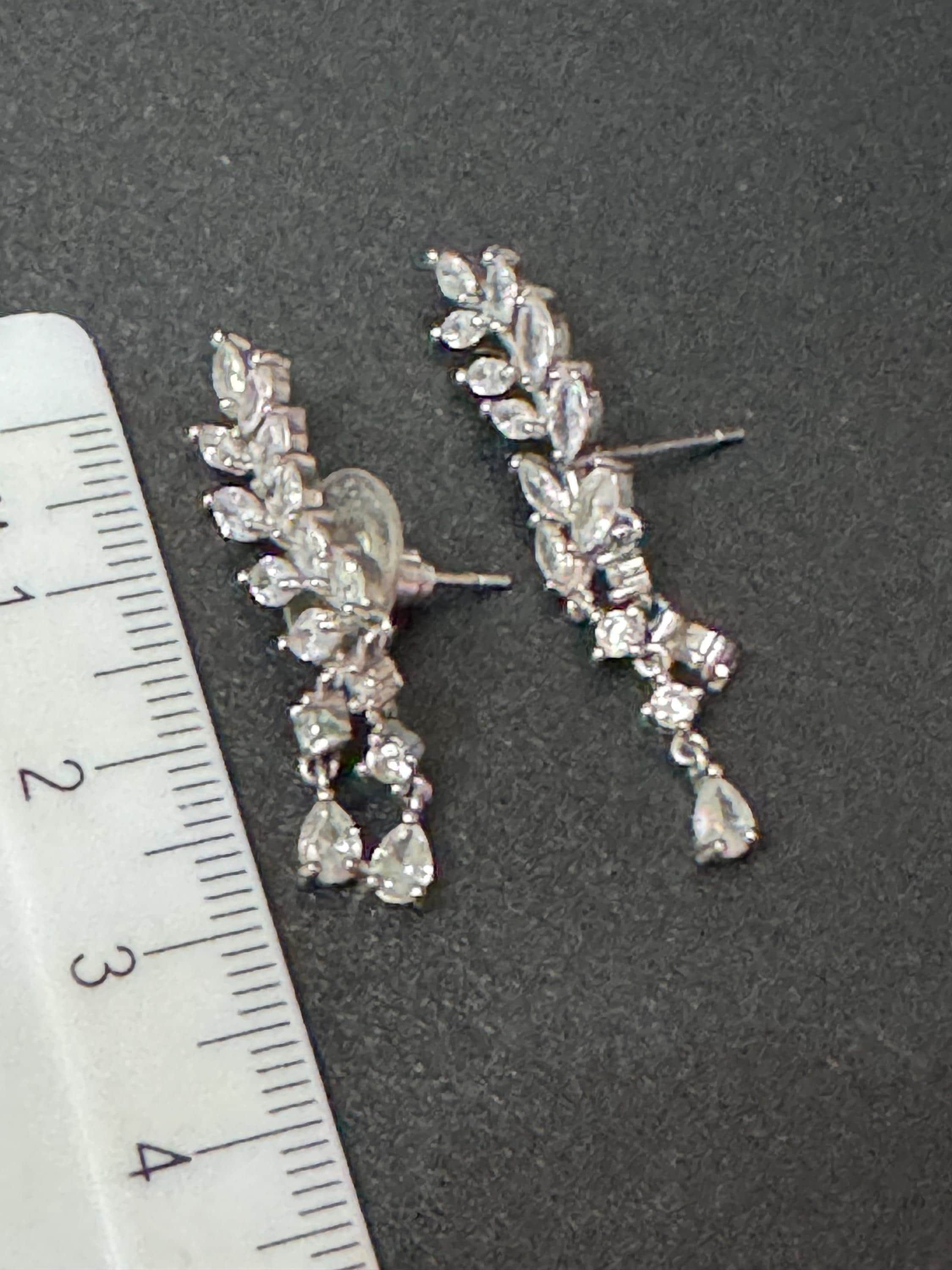 Vintage retro clear claw set rhinestone paste diamanté fine dangly drop pierced earrings  silver tone